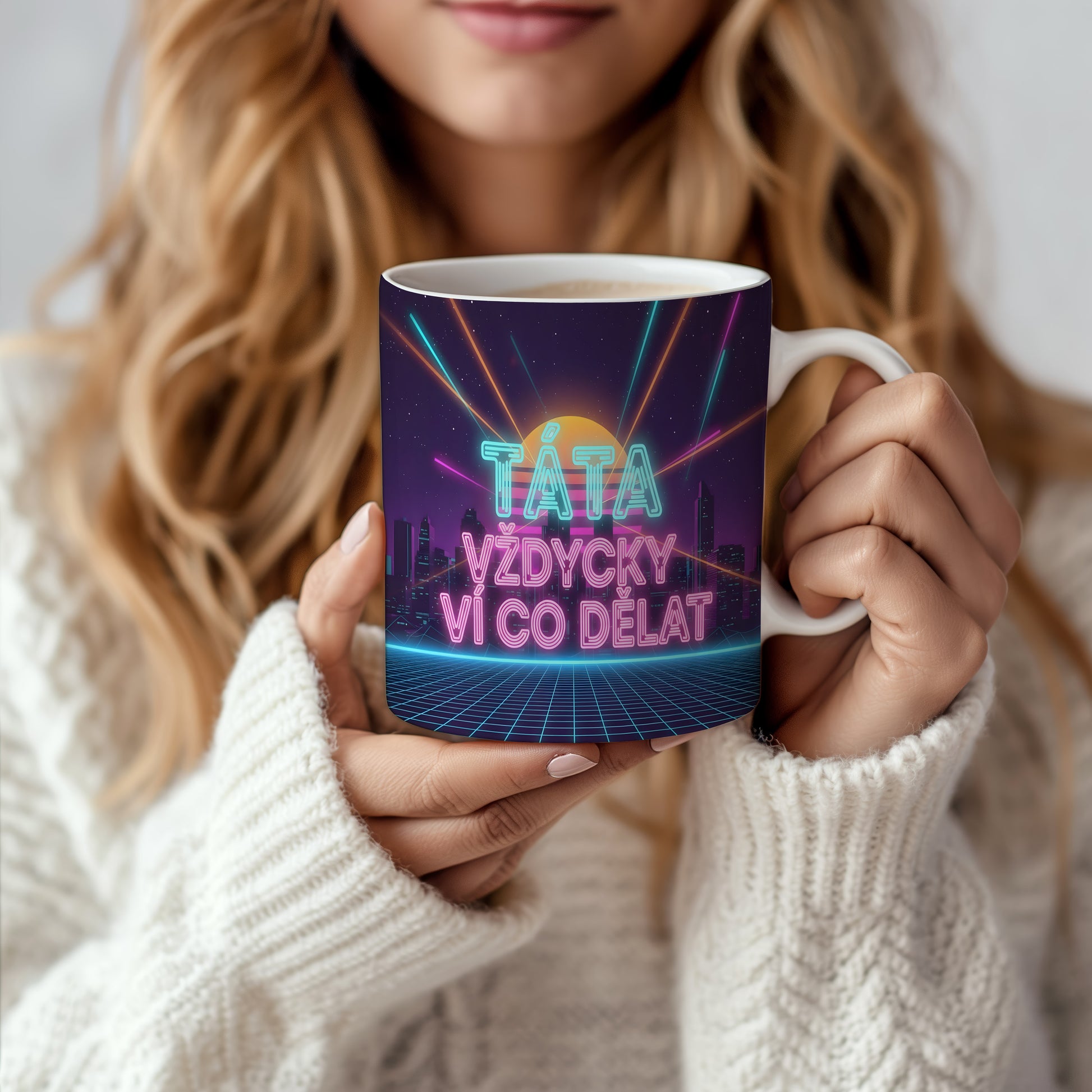 Hrnek s neonovým nápisem TÁTA VŽDYCKY VÍ CO DĚLAT na moderním pozadí.