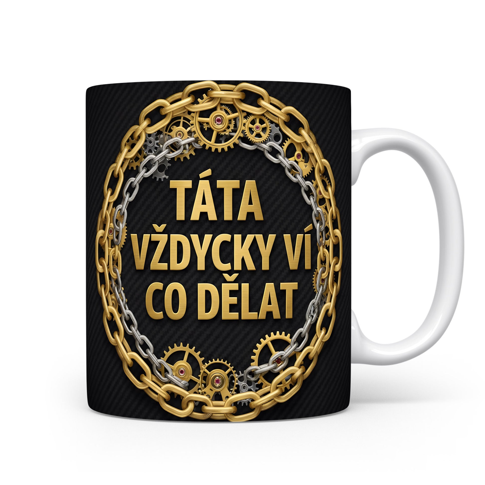 Hrnek s nápisem TÁTA VŽDYCKY VÍ CO DĚLAT s motivem řetězů a ozubených kol.