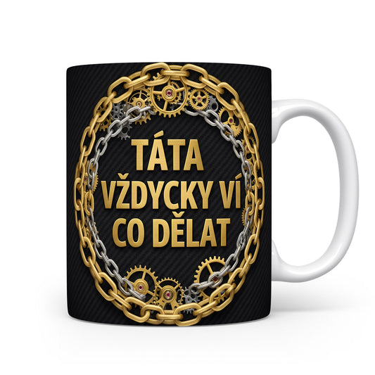 Hrnek s nápisem TÁTA VŽDYCKY VÍ CO DĚLAT s motivem řetězů a ozubených kol.