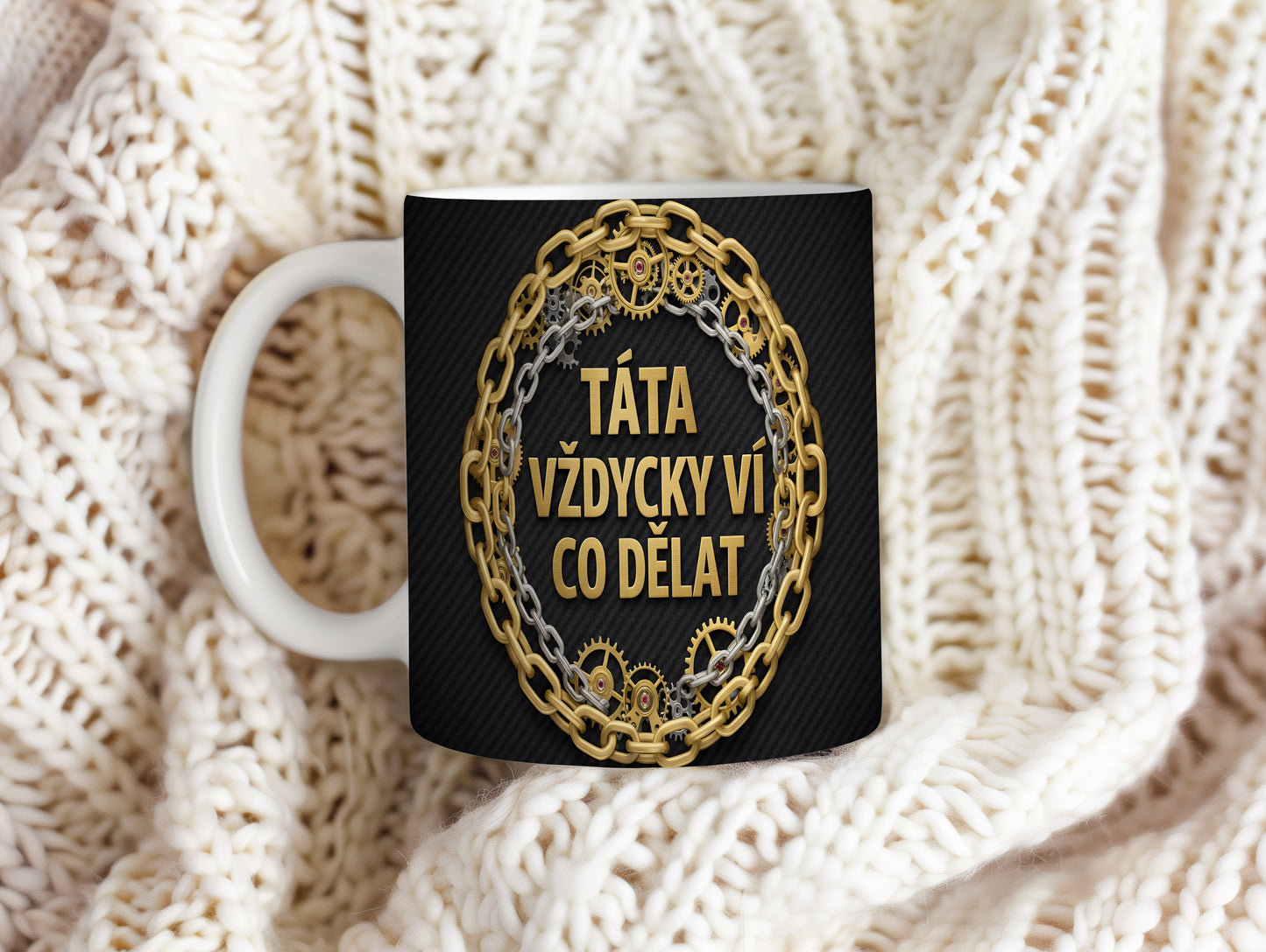 Hrnek s nápisem TÁTA VŽDYCKY VÍ CO DĚLAT s motivem řetězů a ozubených kol.