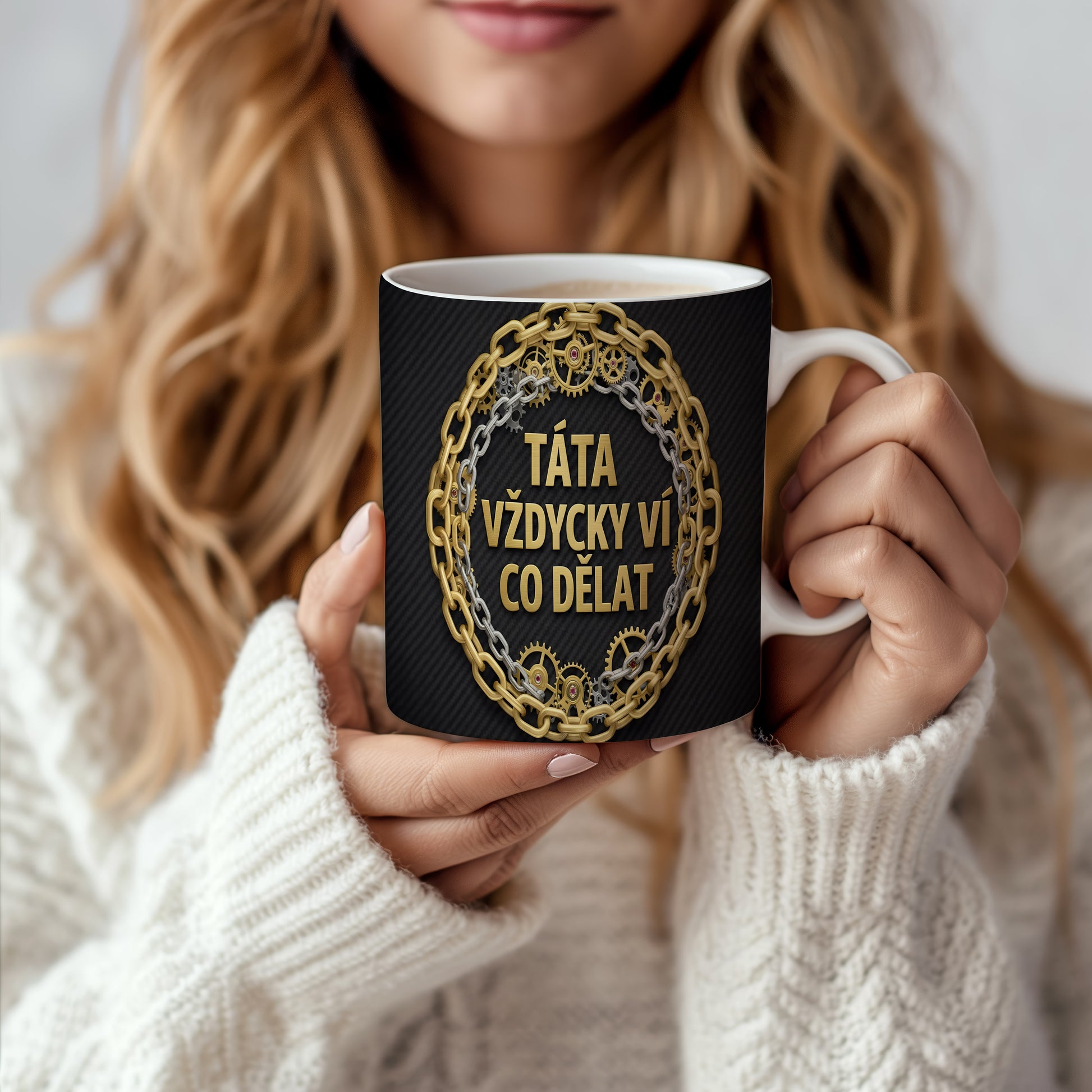Hrnek s nápisem TÁTA VŽDYCKY VÍ CO DĚLAT s motivem řetězů a ozubených kol.