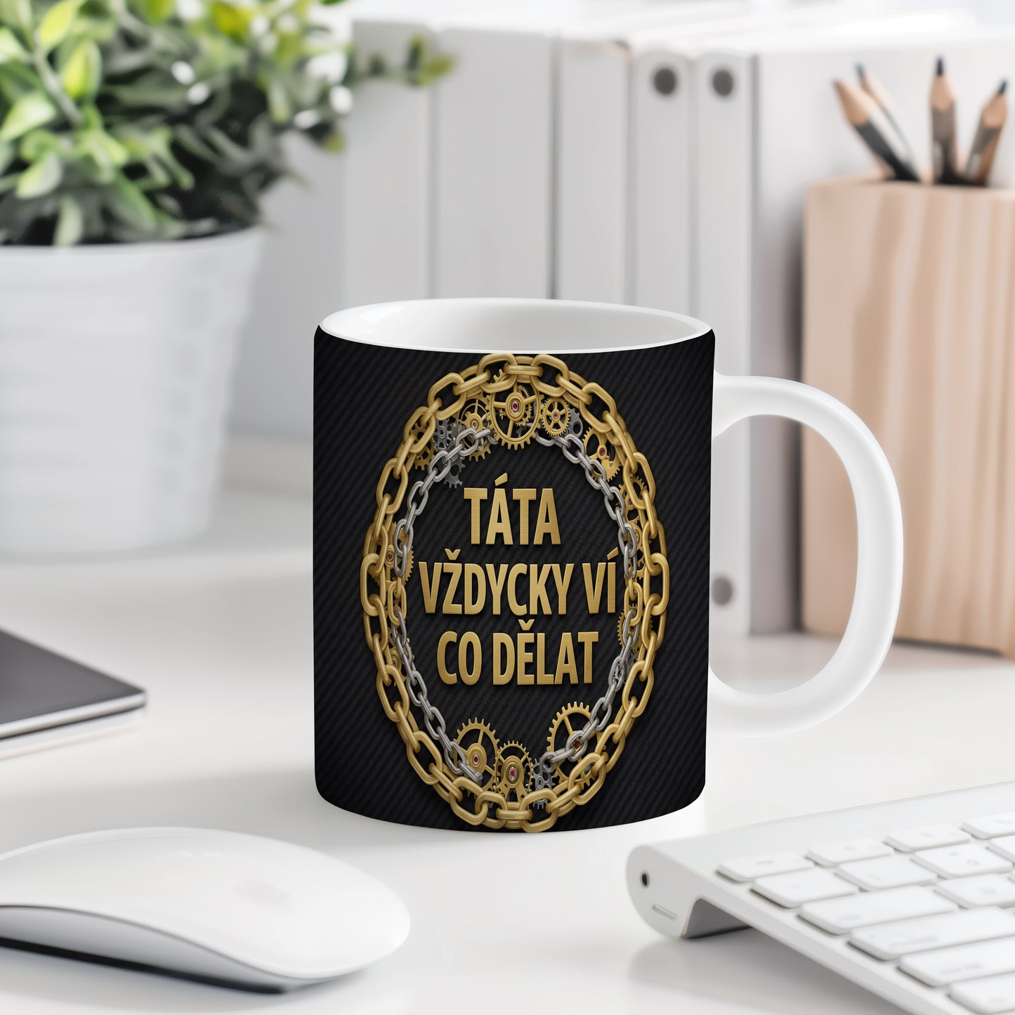 Hrnek s nápisem TÁTA VŽDYCKY VÍ CO DĚLAT s motivem řetězů a ozubených kol.