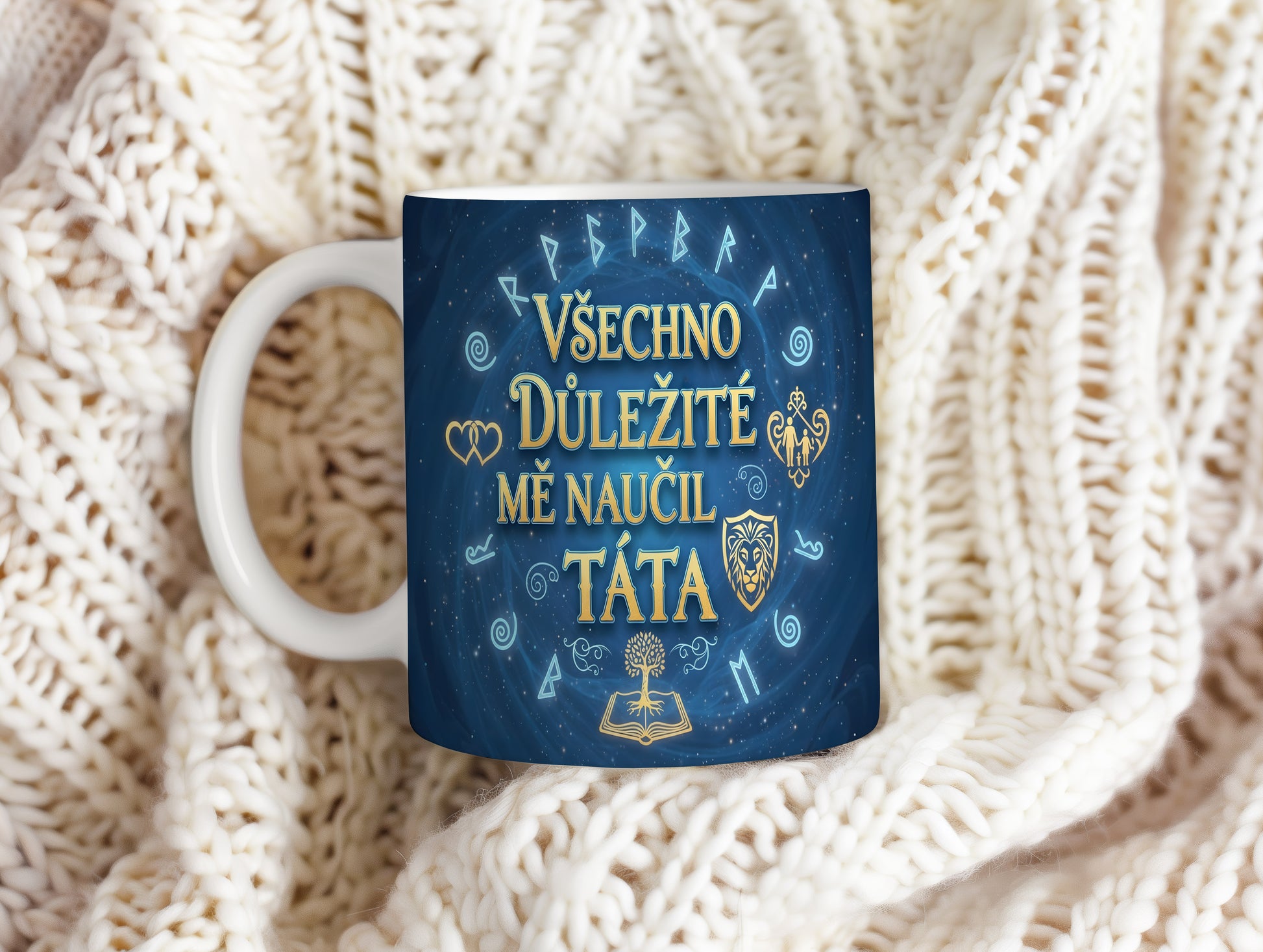 Modrý hrnek s motivem run a nápisem Všechno důležité mě naučil táta.
