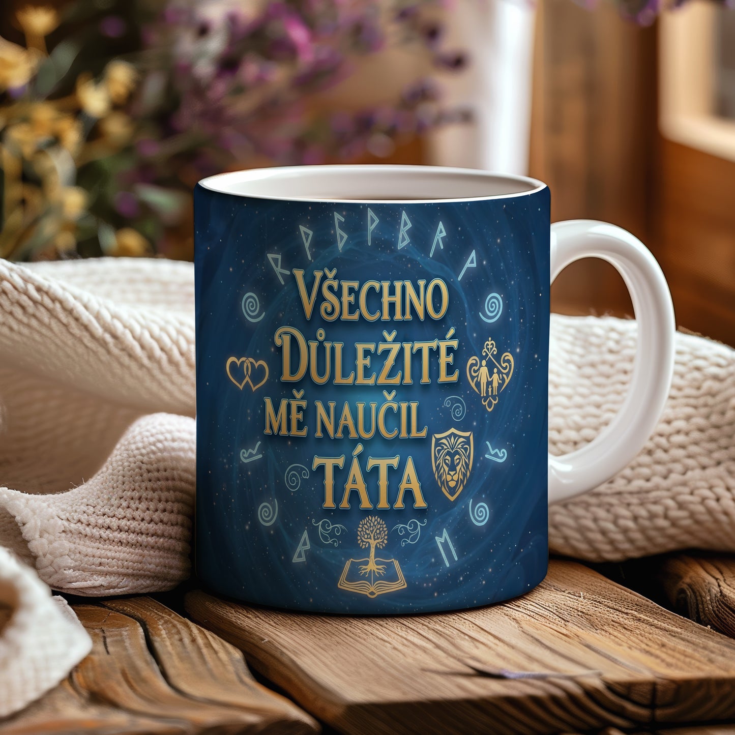 Modrý hrnek s motivem run a nápisem Všechno důležité mě naučil táta.