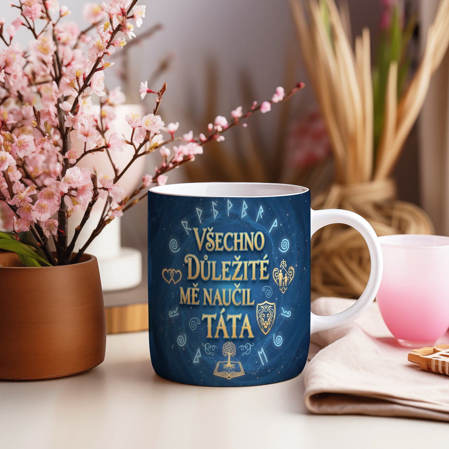 Modrý hrnek s motivem run a nápisem Všechno důležité mě naučil táta.