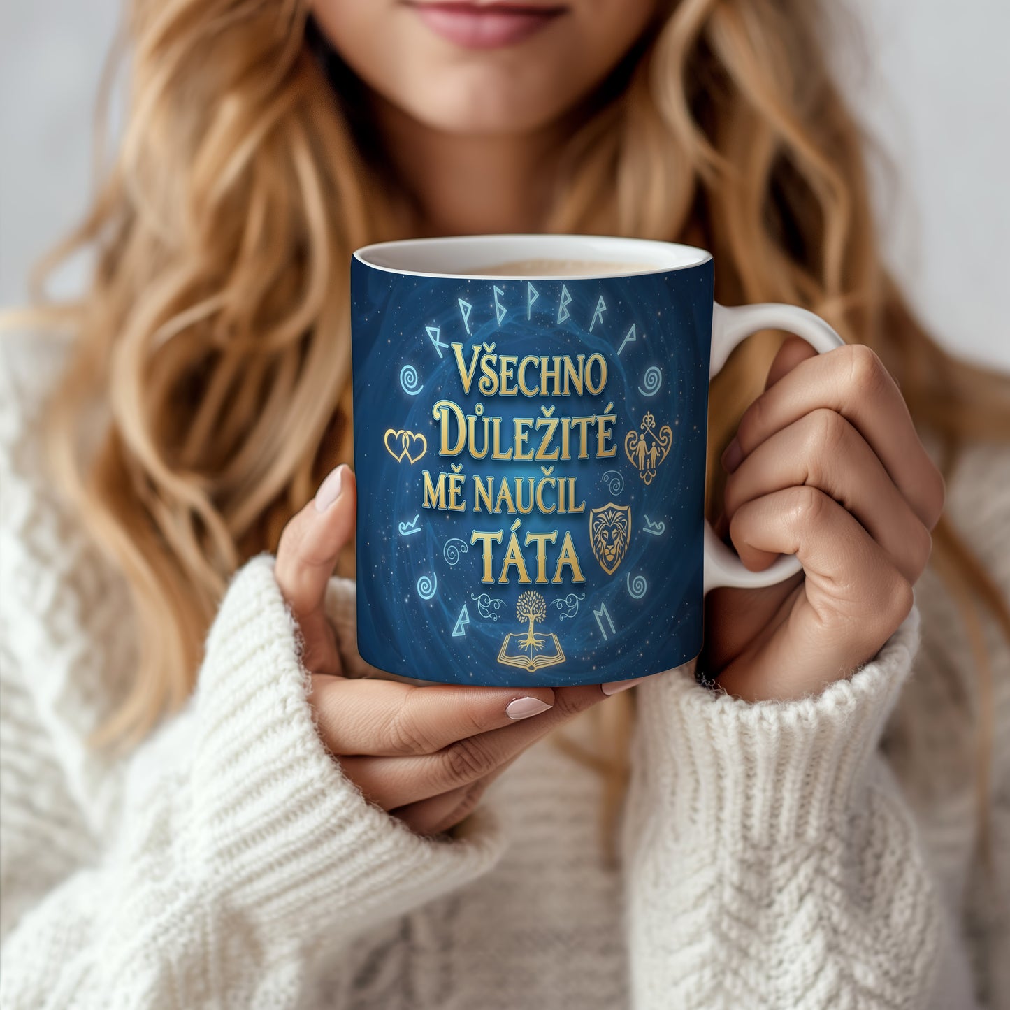 Modrý hrnek s motivem run a nápisem Všechno důležité mě naučil táta.