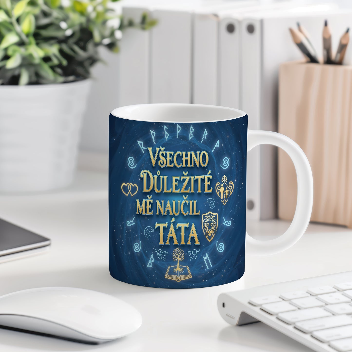 Modrý hrnek s motivem run a nápisem Všechno důležité mě naučil táta.