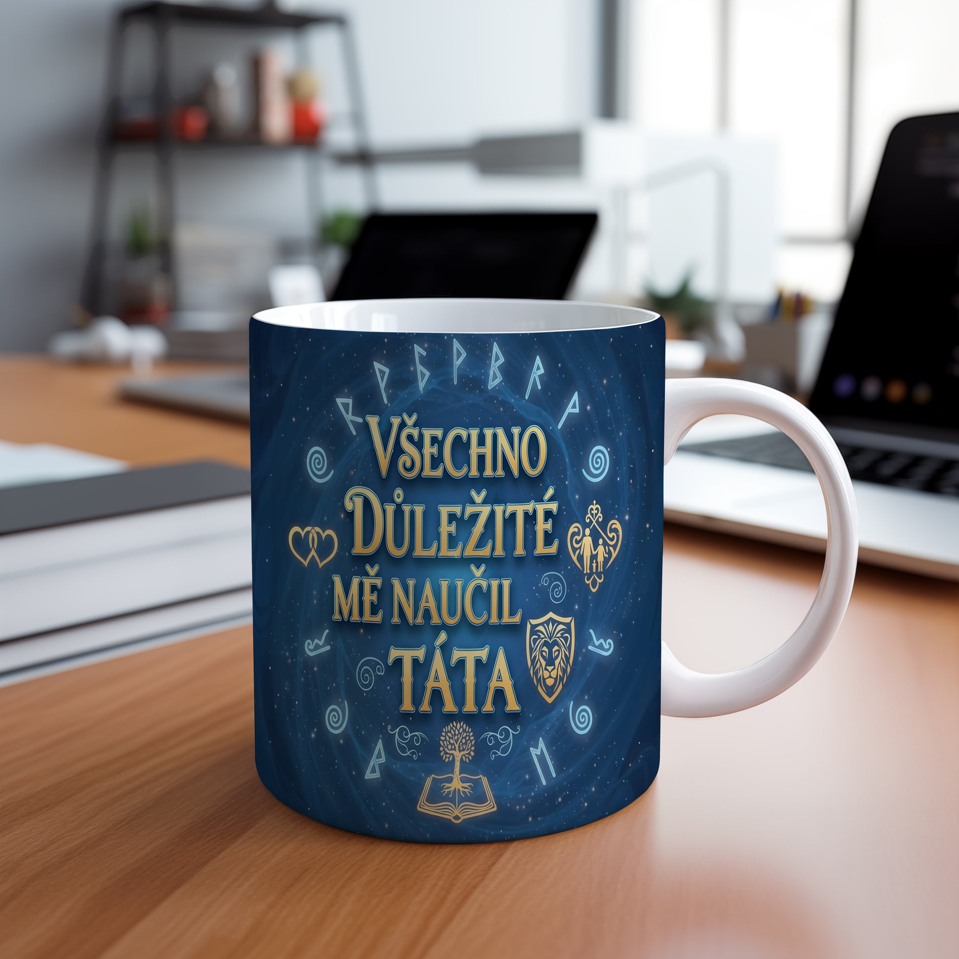 Modrý hrnek s motivem run a nápisem Všechno důležité mě naučil táta.