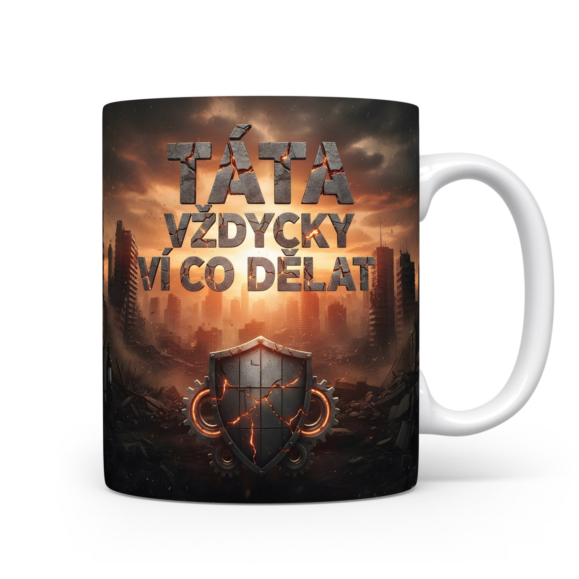 Hrnek s nápisem TÁTA VŽDYCKY VÍ CO DĚLAT a motivem štítu.