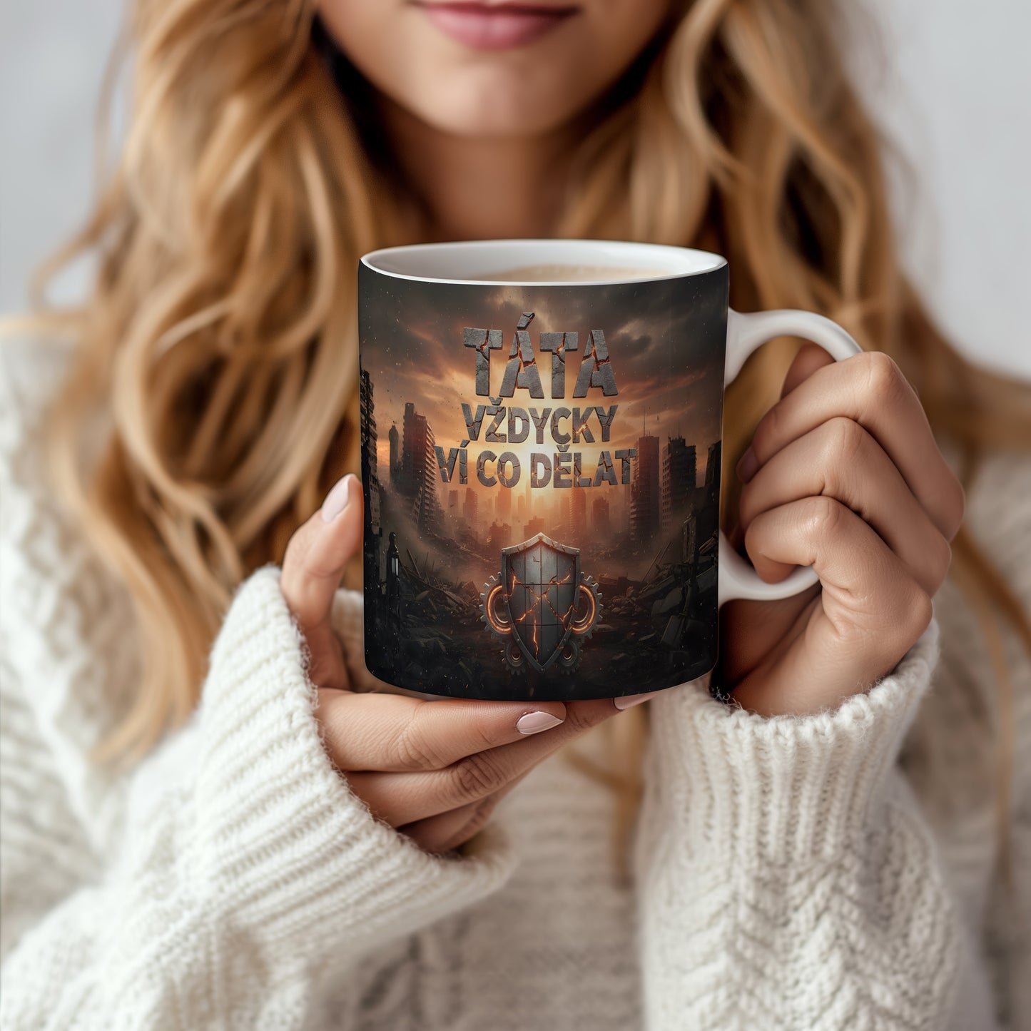 Hrnek s nápisem TÁTA VŽDYCKY VÍ CO DĚLAT a motivem štítu.