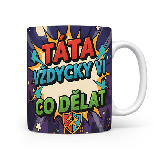Komiksový hrnek s nápisem 'TÁTA VŽDYCKY VÍ CO DĚLAT' v pestrých barvách.