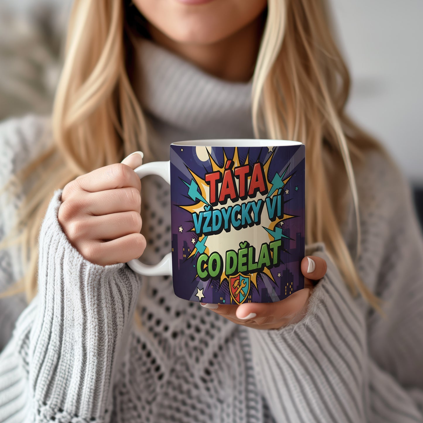 Komiksový hrnek s nápisem 'TÁTA VŽDYCKY VÍ CO DĚLAT' v pestrých barvách.