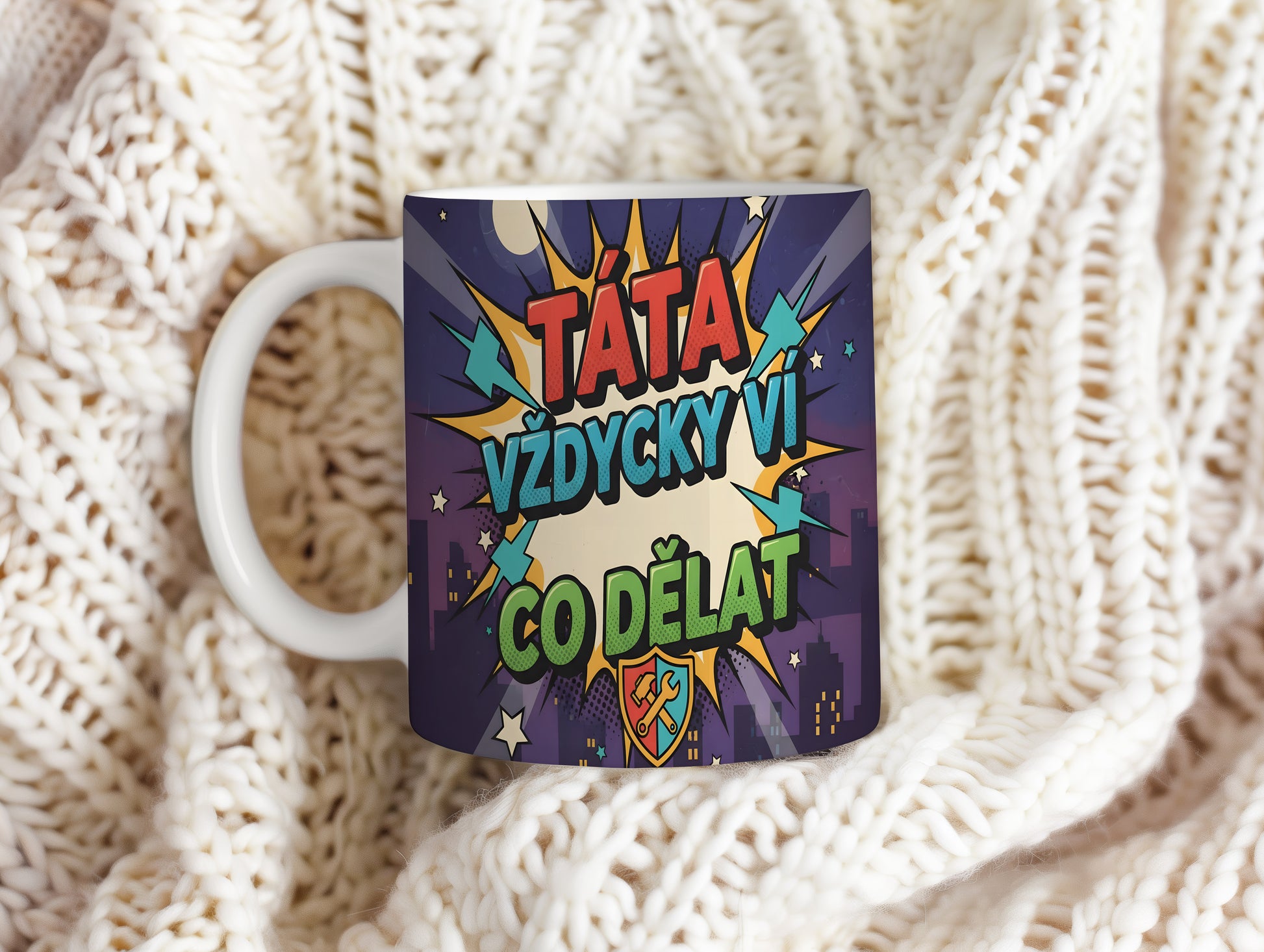 Komiksový hrnek s nápisem 'TÁTA VŽDYCKY VÍ CO DĚLAT' v pestrých barvách.