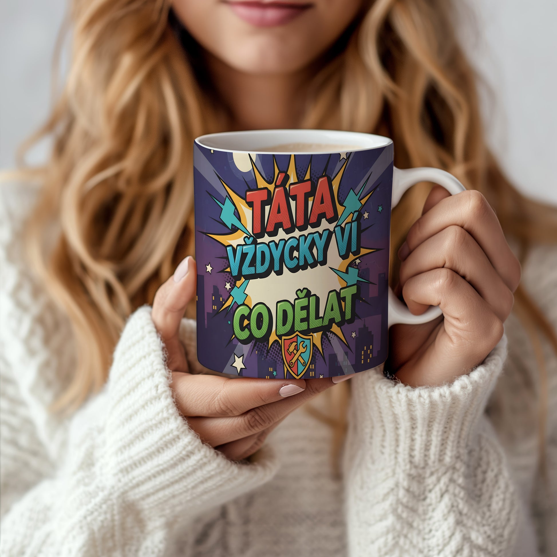 Komiksový hrnek s nápisem 'TÁTA VŽDYCKY VÍ CO DĚLAT' v pestrých barvách.