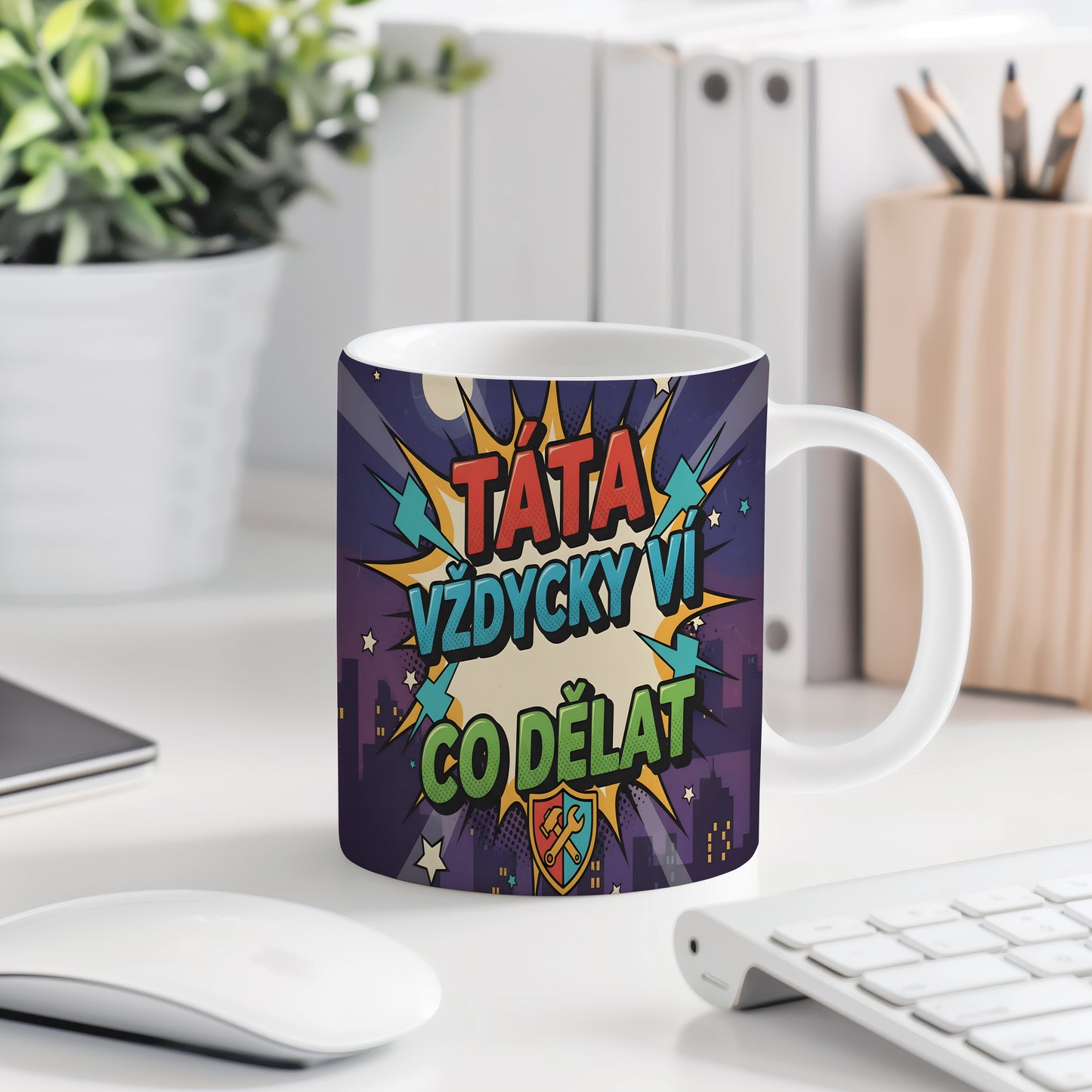 Komiksový hrnek s nápisem 'TÁTA VŽDYCKY VÍ CO DĚLAT' v pestrých barvách.