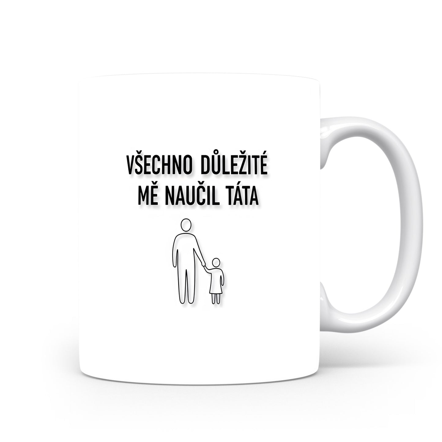 Bílý hrnek s černým nápisem a minimalistickými postavami.