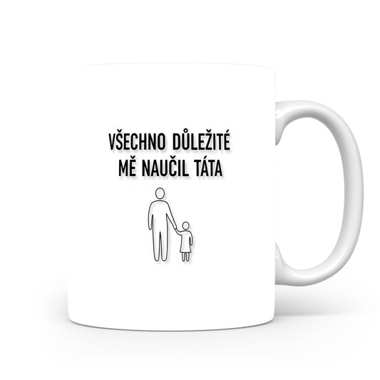 Bílý hrnek s černým nápisem a minimalistickými postavami.