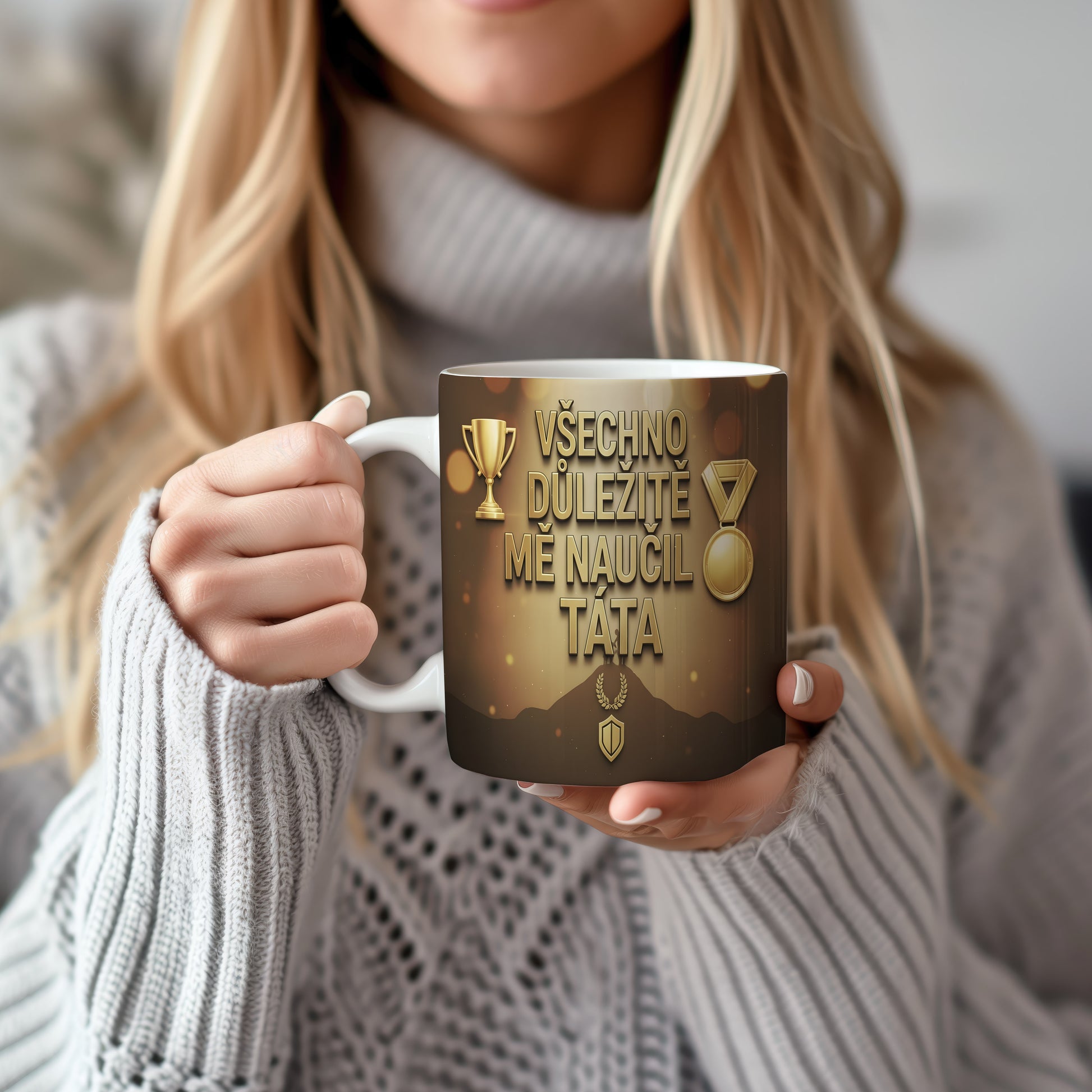 Hrnek se zlatými trofejemi a nápisem VŠECHNO DŮLEŽITÉ MĚ NAUČIL TÁTA.