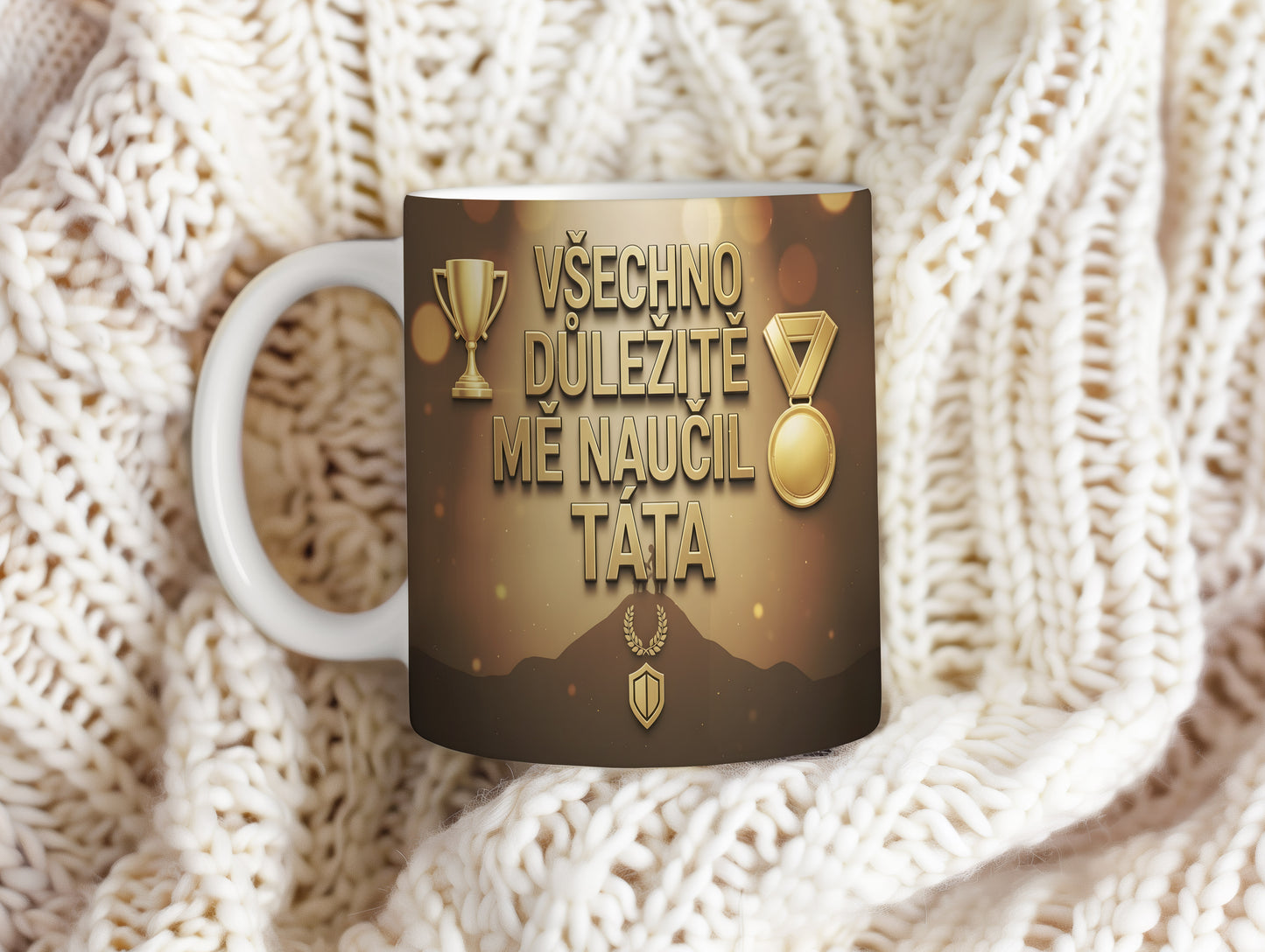 Hrnek se zlatými trofejemi a nápisem VŠECHNO DŮLEŽITÉ MĚ NAUČIL TÁTA.