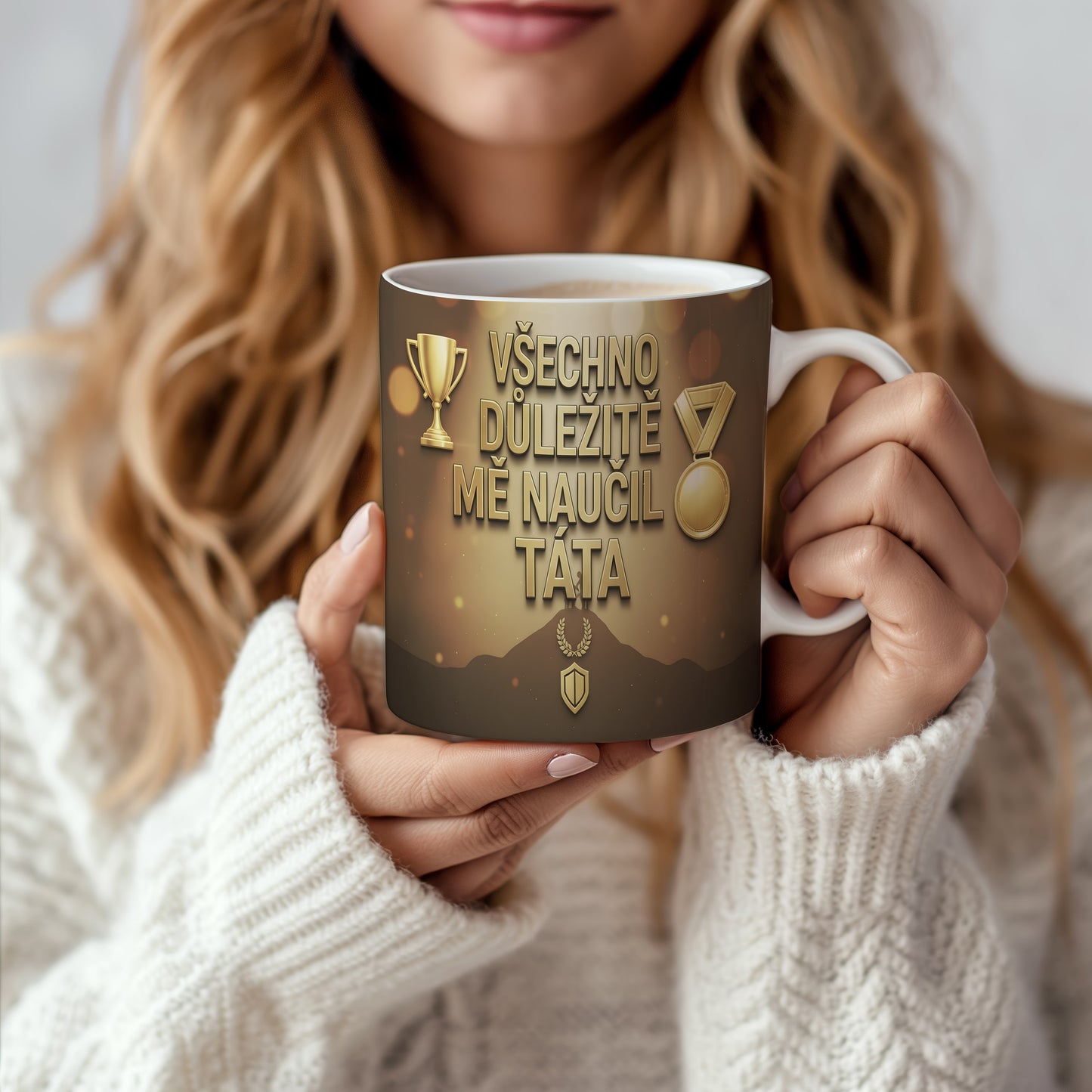 Hrnek se zlatými trofejemi a nápisem VŠECHNO DŮLEŽITÉ MĚ NAUČIL TÁTA.