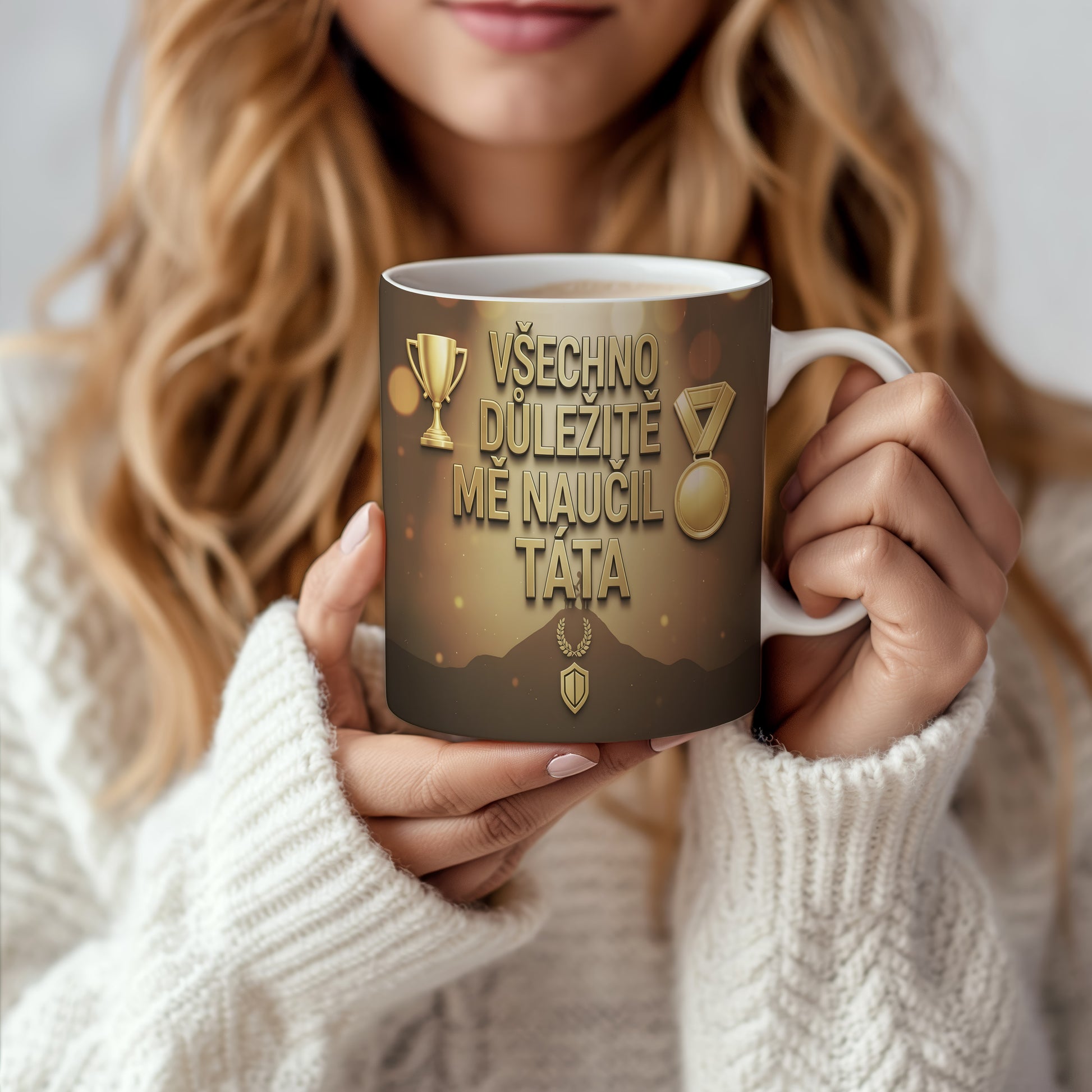 Hrnek se zlatými trofejemi a nápisem VŠECHNO DŮLEŽITÉ MĚ NAUČIL TÁTA.
