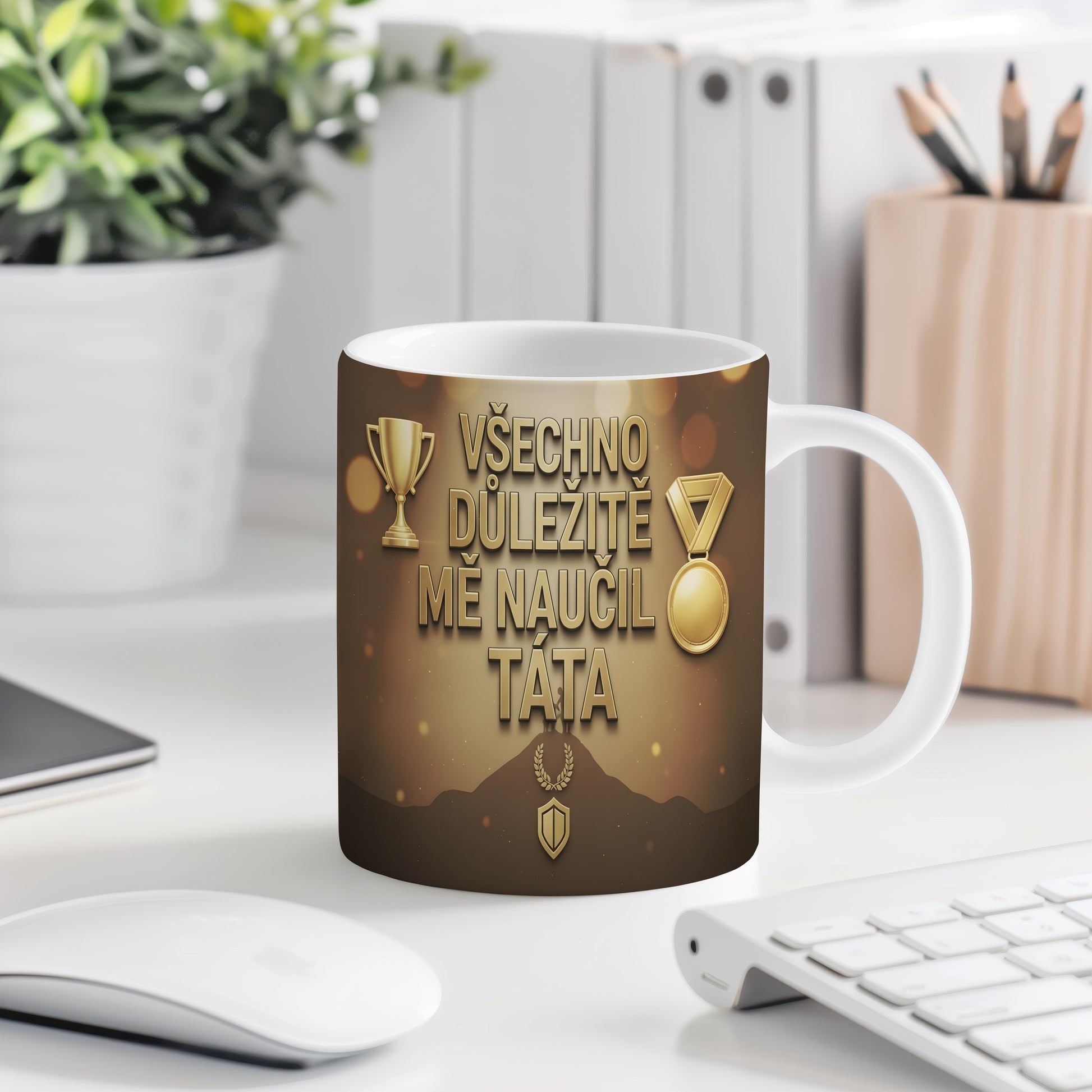Hrnek se zlatými trofejemi a nápisem VŠECHNO DŮLEŽITÉ MĚ NAUČIL TÁTA.