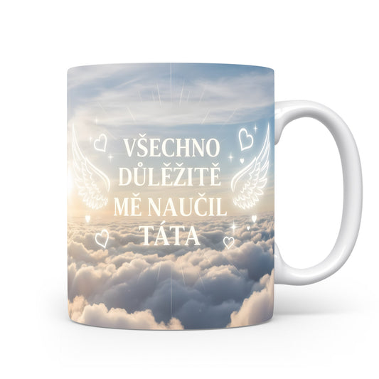 Hrnek s motivem nebe, křídel a srdcí, s nápisem VŠECHNO DŮLEŽITÉ MĚ NAUČIL TÁTA.