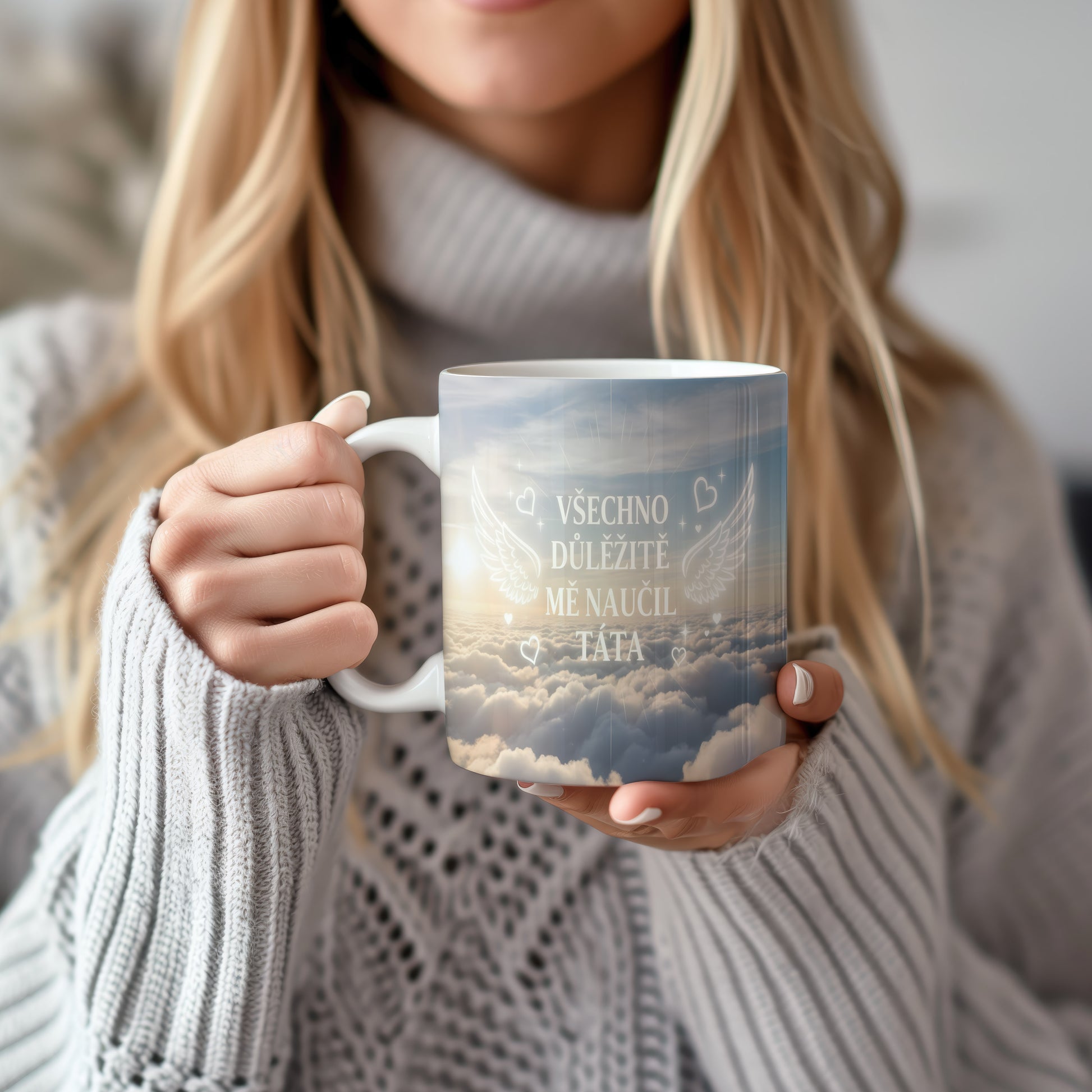 Hrnek s motivem nebe, křídel a srdcí, s nápisem VŠECHNO DŮLEŽITÉ MĚ NAUČIL TÁTA.