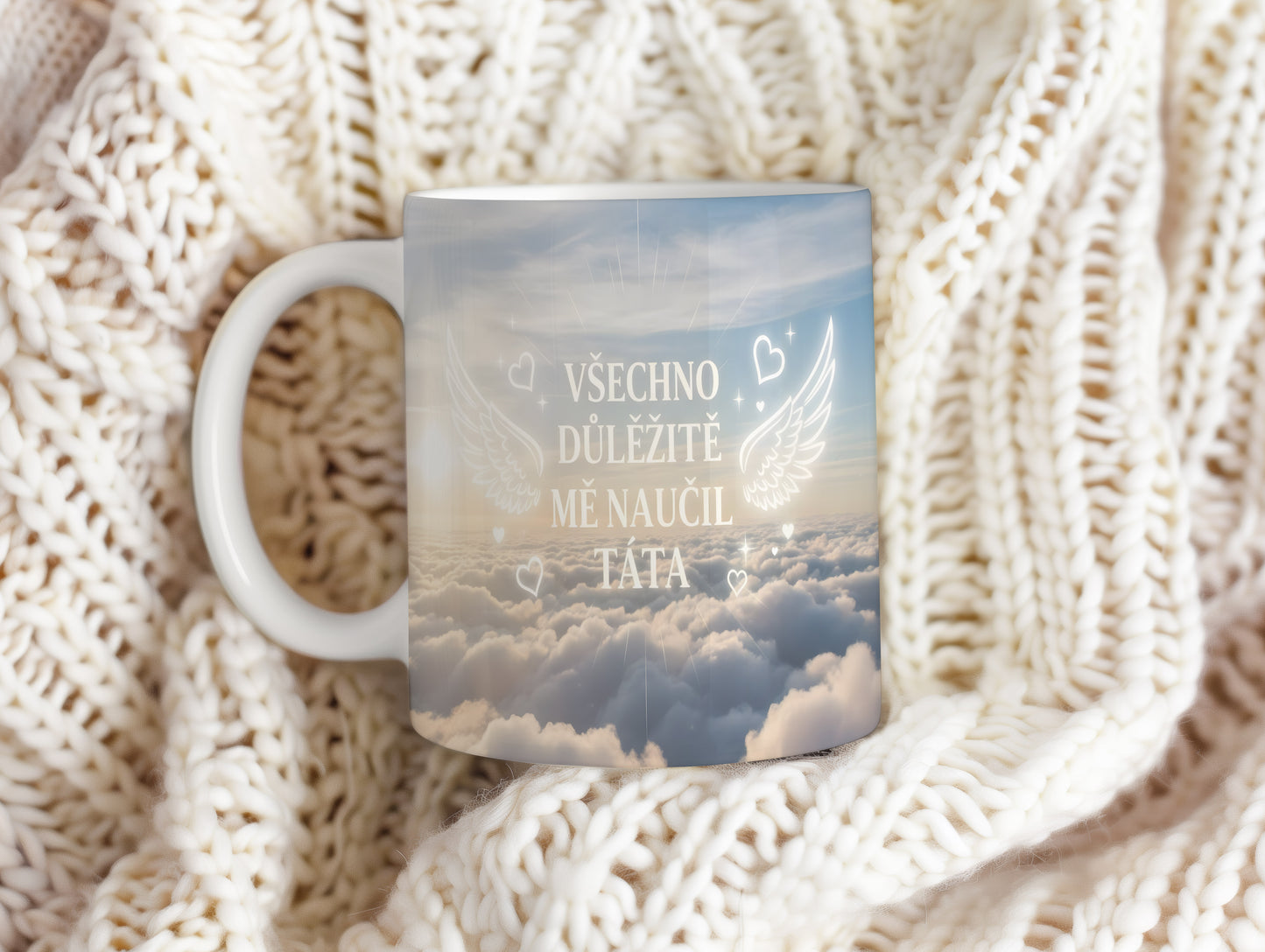 Hrnek s motivem nebe, křídel a srdcí, s nápisem VŠECHNO DŮLEŽITÉ MĚ NAUČIL TÁTA.
