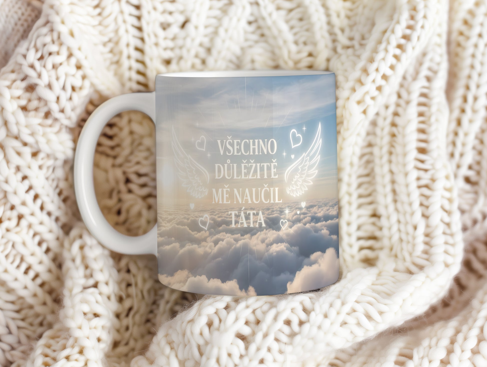 Hrnek s motivem nebe, křídel a srdcí, s nápisem VŠECHNO DŮLEŽITÉ MĚ NAUČIL TÁTA.