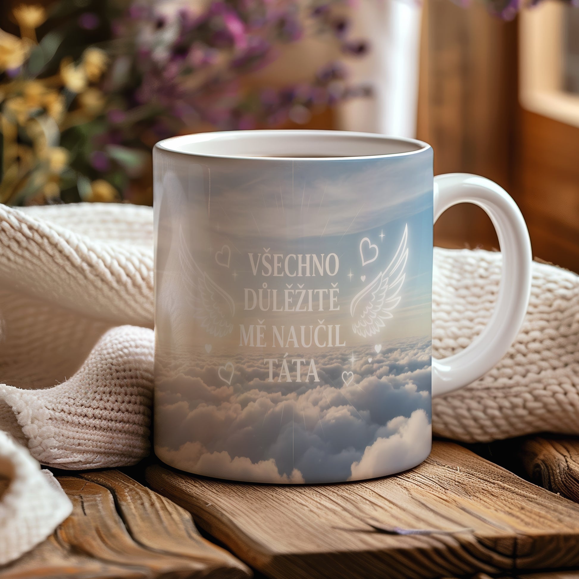 Hrnek s motivem nebe, křídel a srdcí, s nápisem VŠECHNO DŮLEŽITÉ MĚ NAUČIL TÁTA.