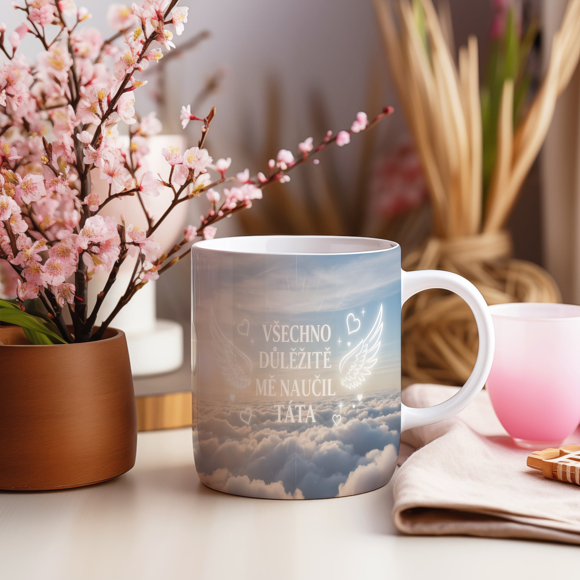 Hrnek s motivem nebe, křídel a srdcí, s nápisem VŠECHNO DŮLEŽITÉ MĚ NAUČIL TÁTA.