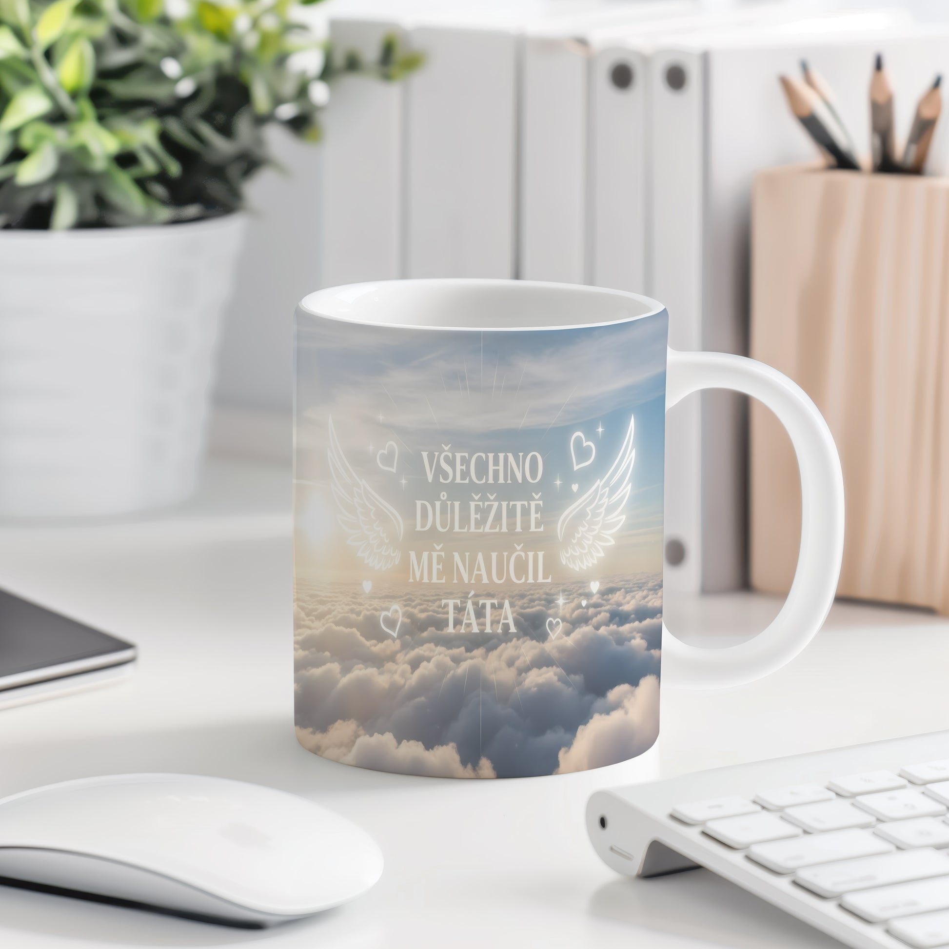 Hrnek s motivem nebe, křídel a srdcí, s nápisem VŠECHNO DŮLEŽITÉ MĚ NAUČIL TÁTA.