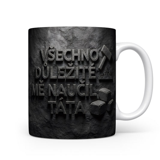 Černý hrnek s kamenným motivem a nápisem 'Všechno důležité mě naučil táta'.