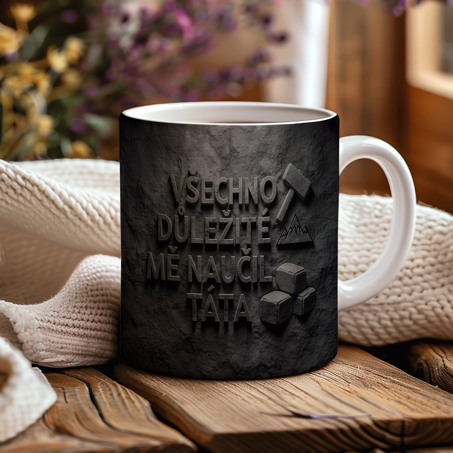 Černý hrnek s kamenným motivem a nápisem 'Všechno důležité mě naučil táta'.