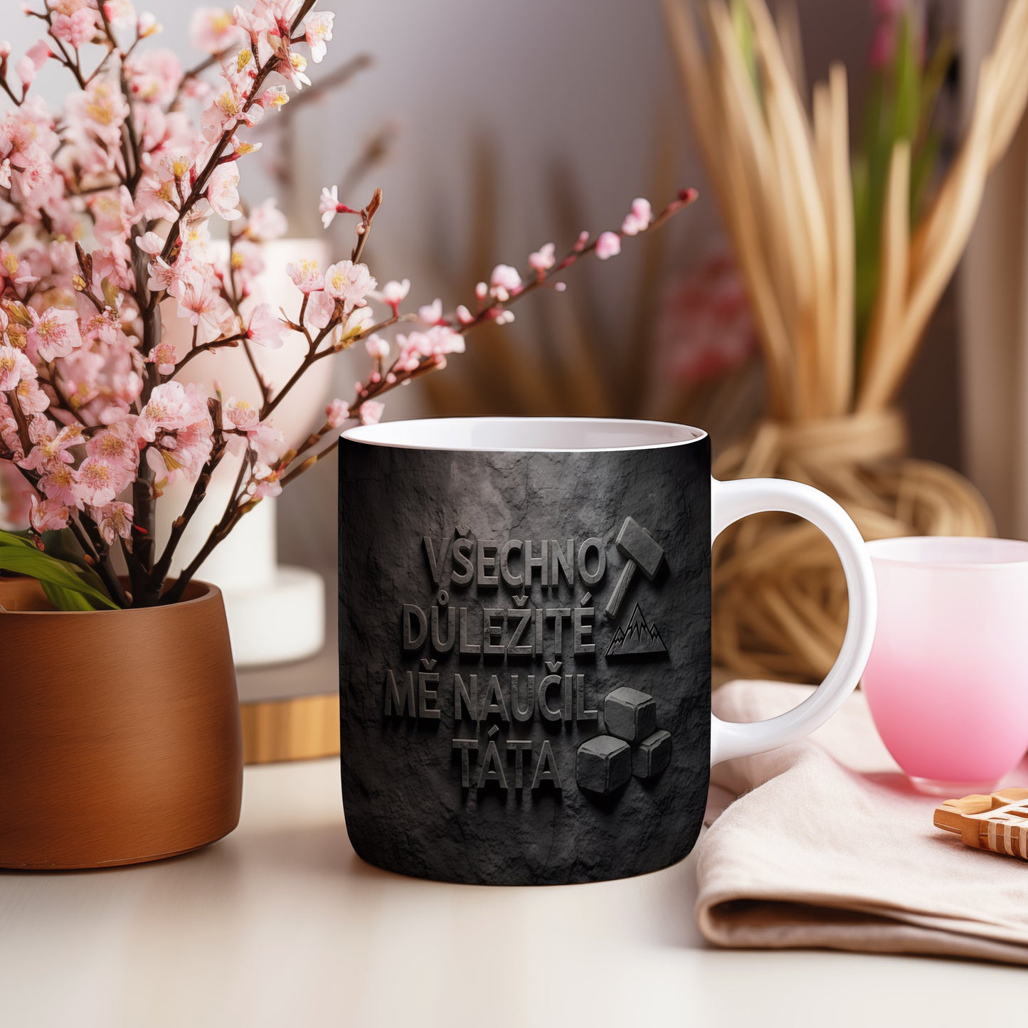 Černý hrnek s kamenným motivem a nápisem 'Všechno důležité mě naučil táta'.