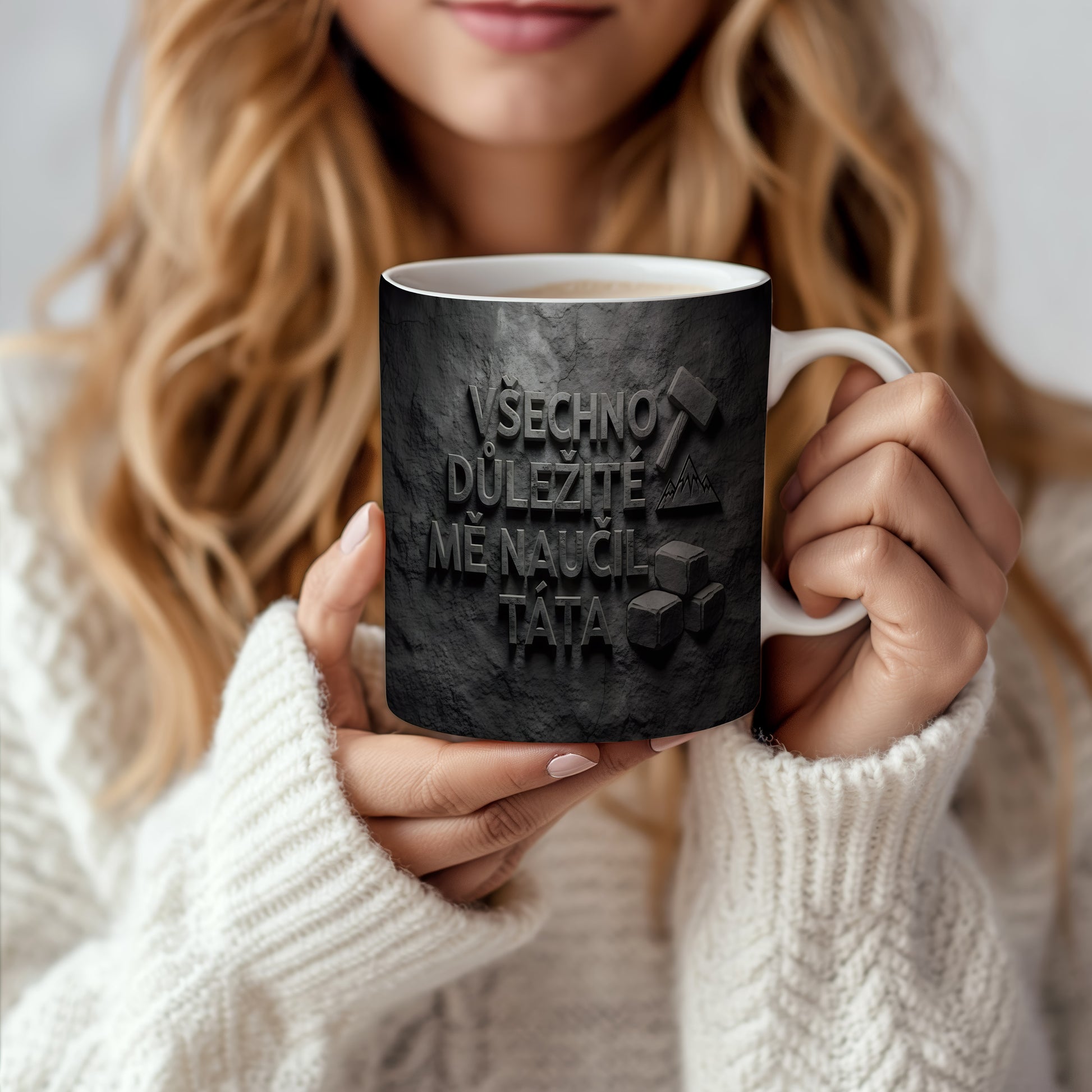 Černý hrnek s kamenným motivem a nápisem 'Všechno důležité mě naučil táta'.