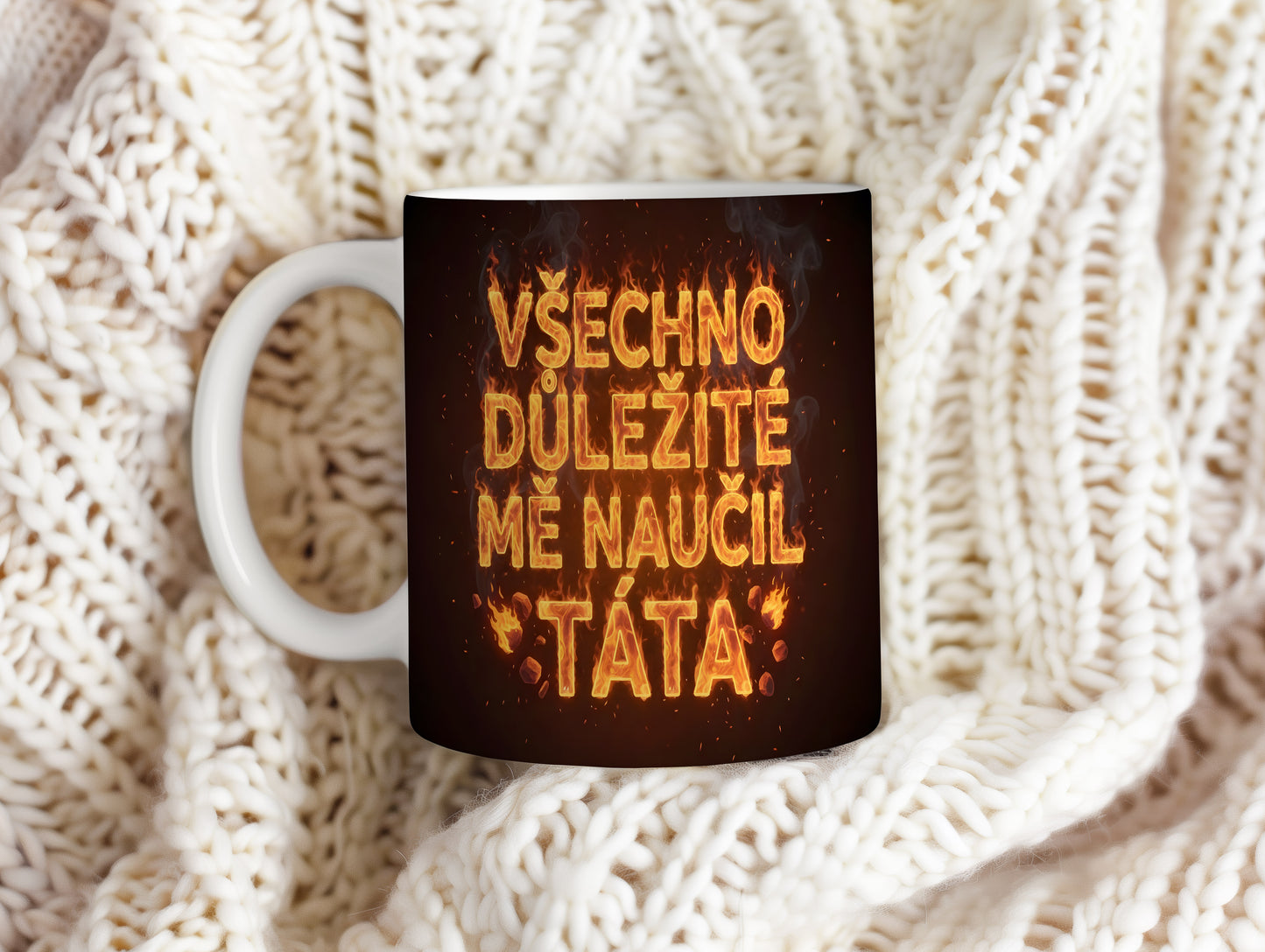 Hrnek s ohnivým textem VŠECHNO DŮLEŽITÉ MĚ NAUČIL TÁTA.