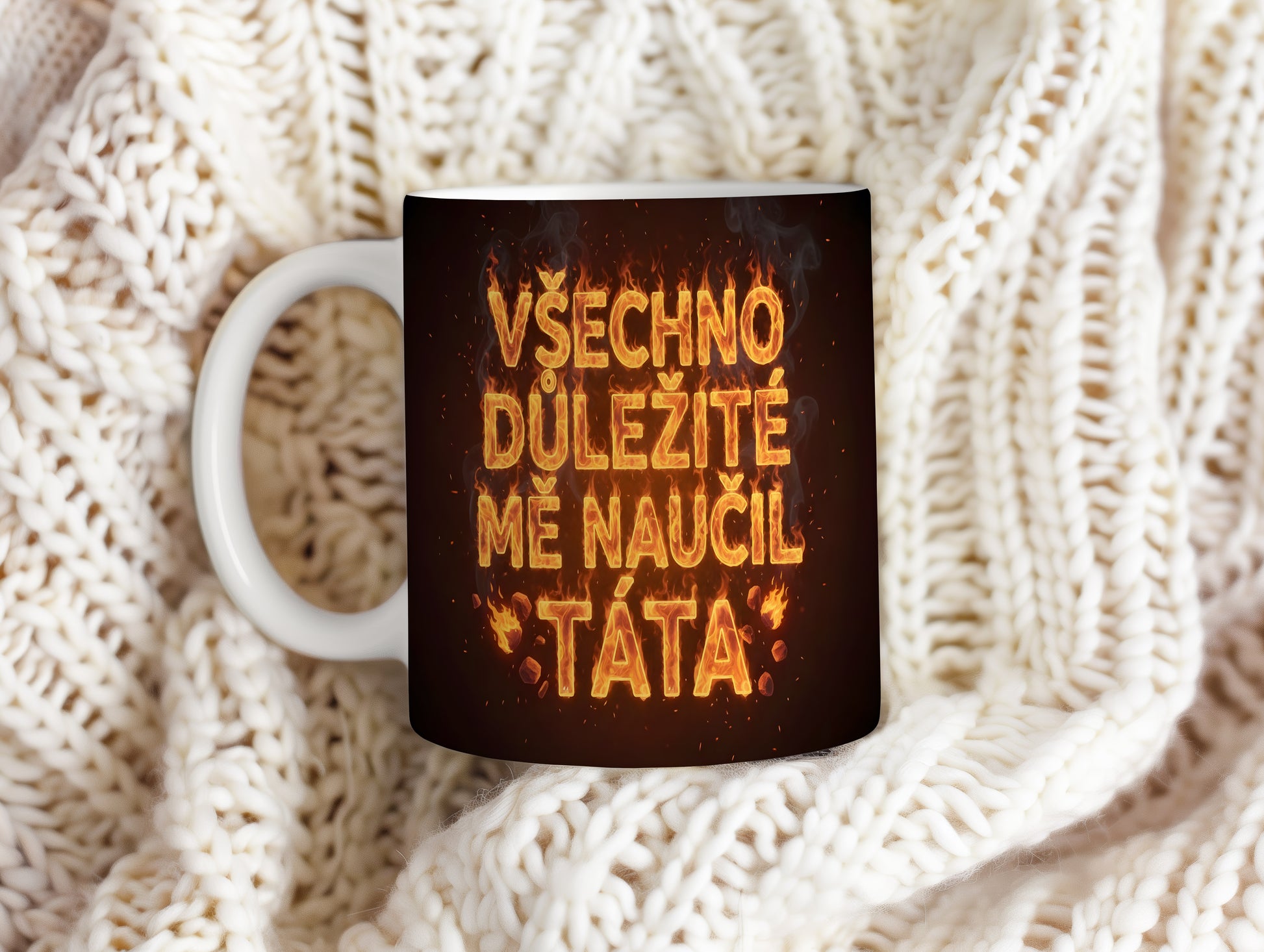 Hrnek s ohnivým textem VŠECHNO DŮLEŽITÉ MĚ NAUČIL TÁTA.