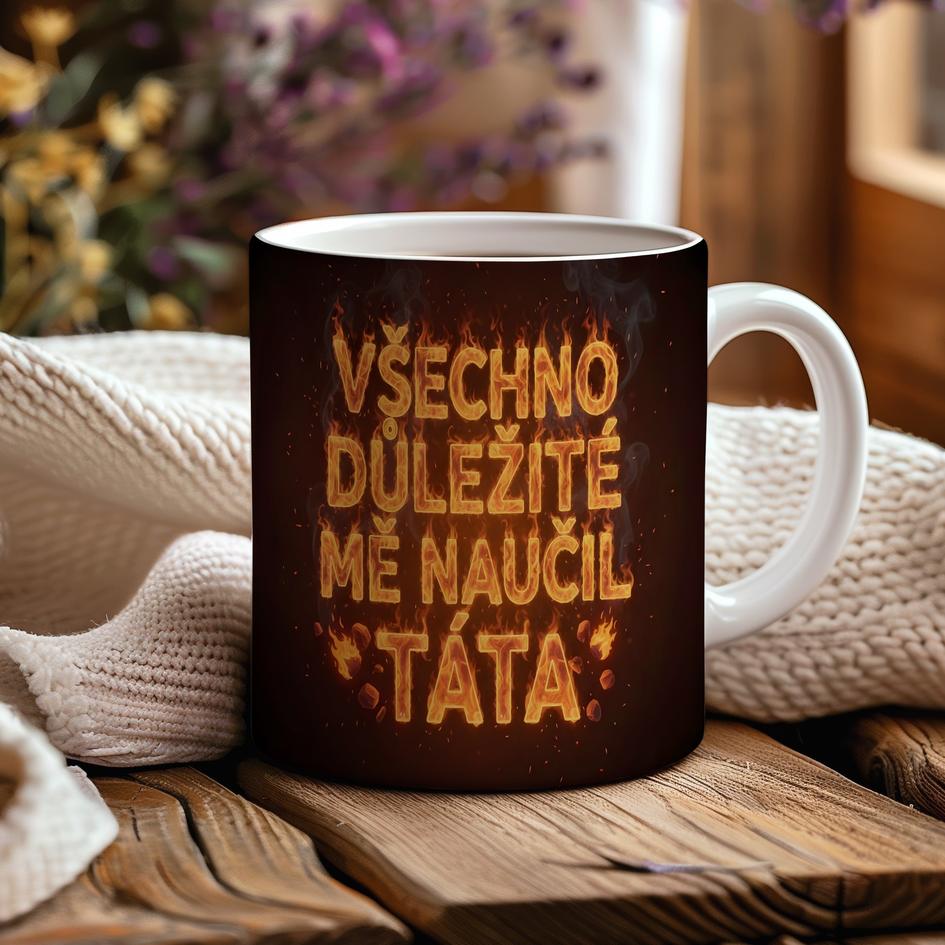 Hrnek s ohnivým textem VŠECHNO DŮLEŽITÉ MĚ NAUČIL TÁTA.
