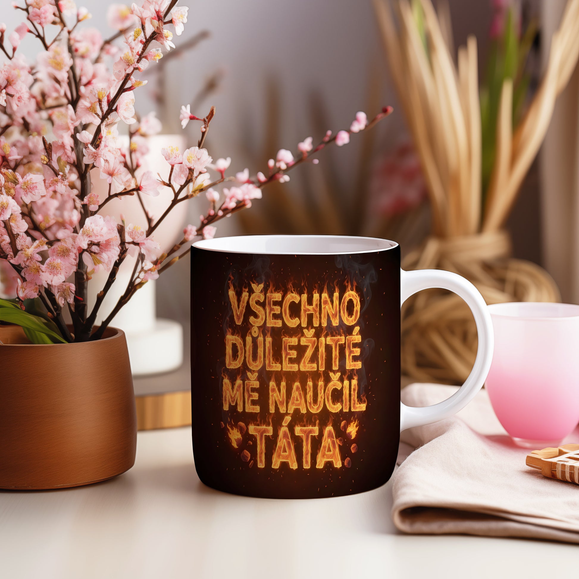Hrnek s ohnivým textem VŠECHNO DŮLEŽITÉ MĚ NAUČIL TÁTA.