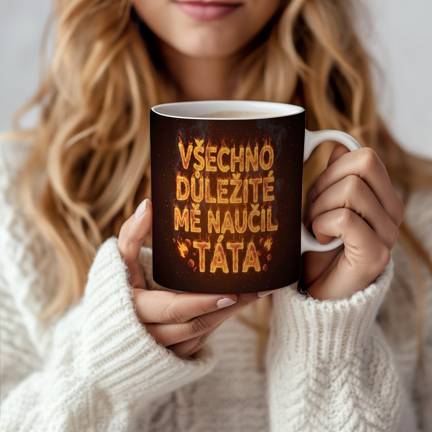 Hrnek s ohnivým textem VŠECHNO DŮLEŽITÉ MĚ NAUČIL TÁTA.