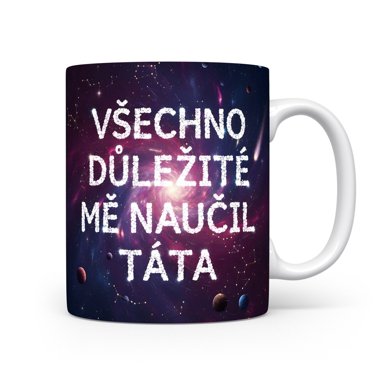 Hrnek s vesmírným motivem a textem 'VŠECHNO DŮLEŽITÉ MĚ NAUČIL TÁTA'.