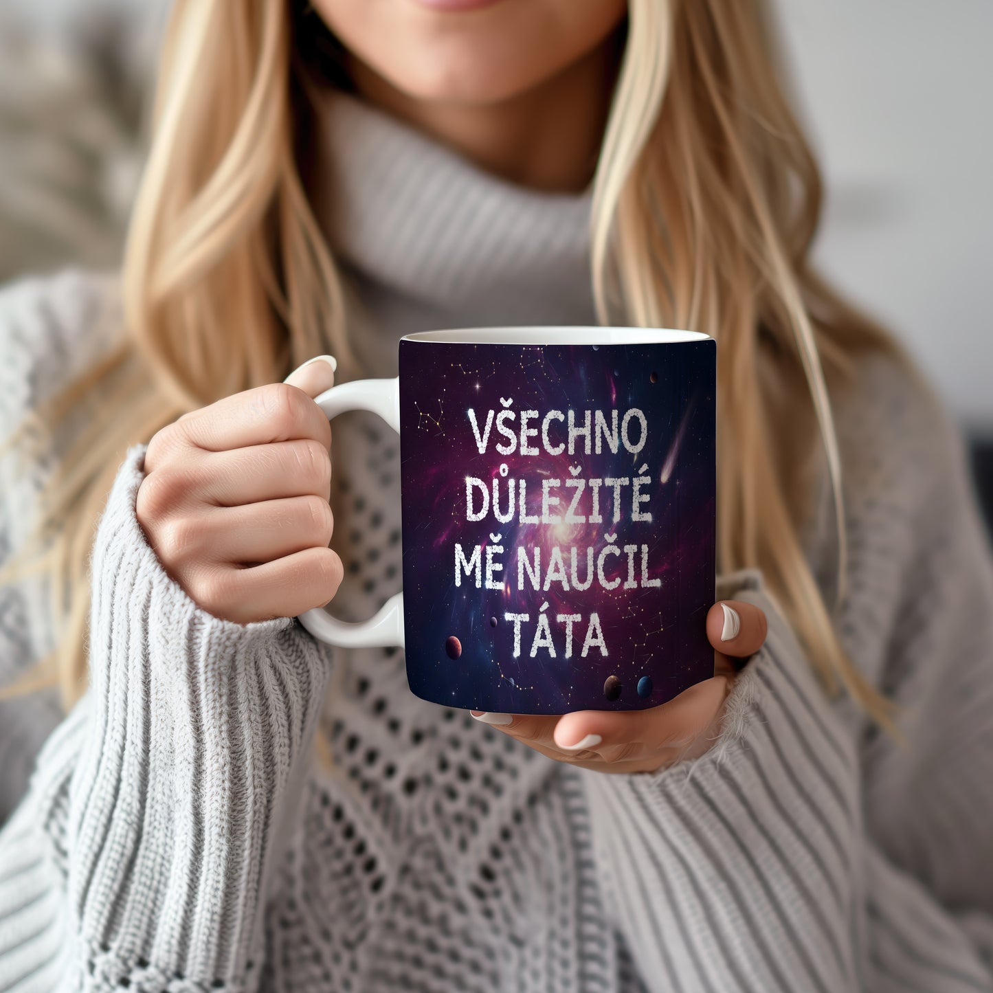 Hrnek s vesmírným motivem a textem 'VŠECHNO DŮLEŽITÉ MĚ NAUČIL TÁTA'.