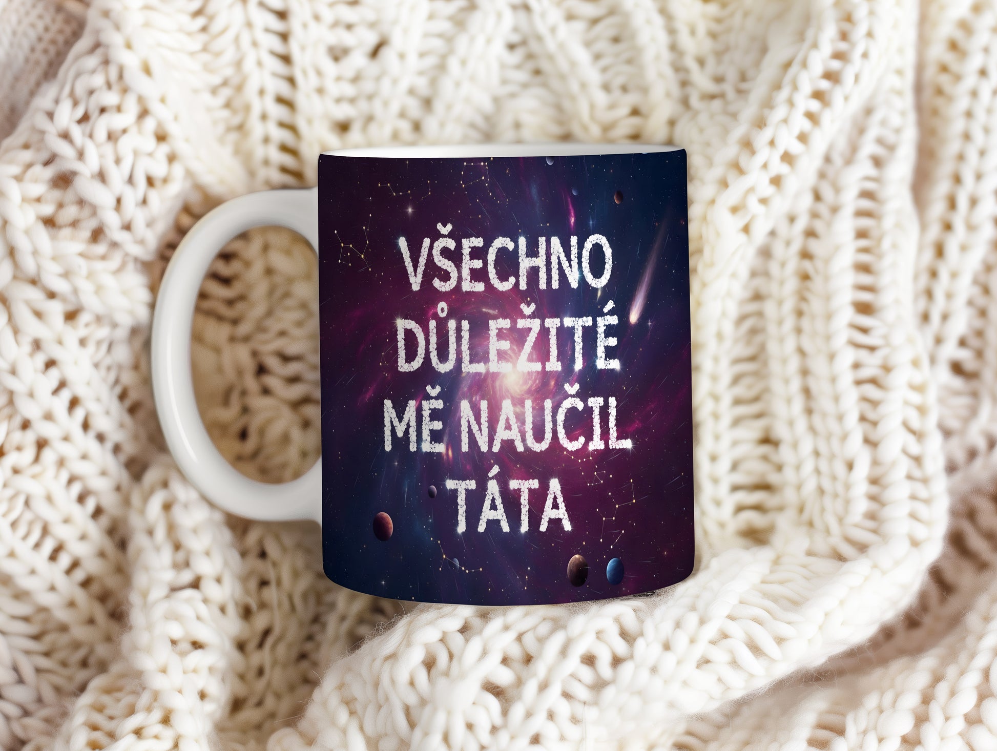 Hrnek s vesmírným motivem a textem 'VŠECHNO DŮLEŽITÉ MĚ NAUČIL TÁTA'.