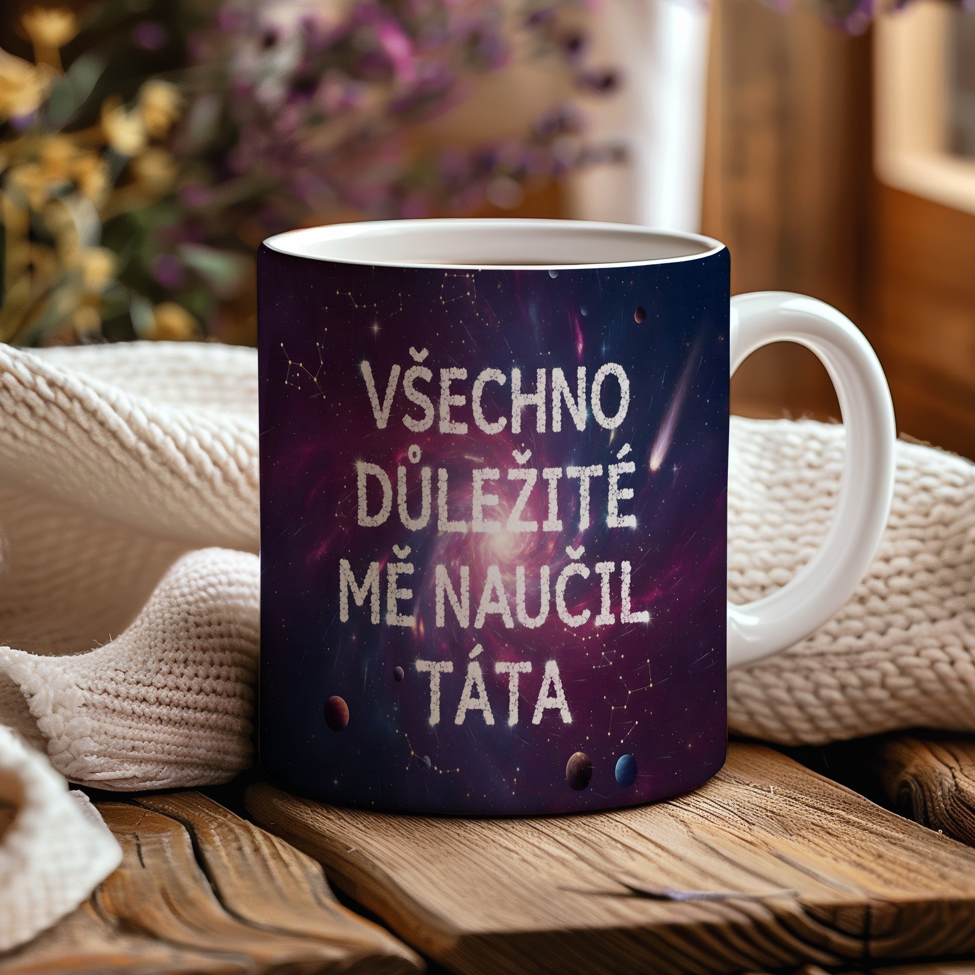 Hrnek s vesmírným motivem a textem 'VŠECHNO DŮLEŽITÉ MĚ NAUČIL TÁTA'.