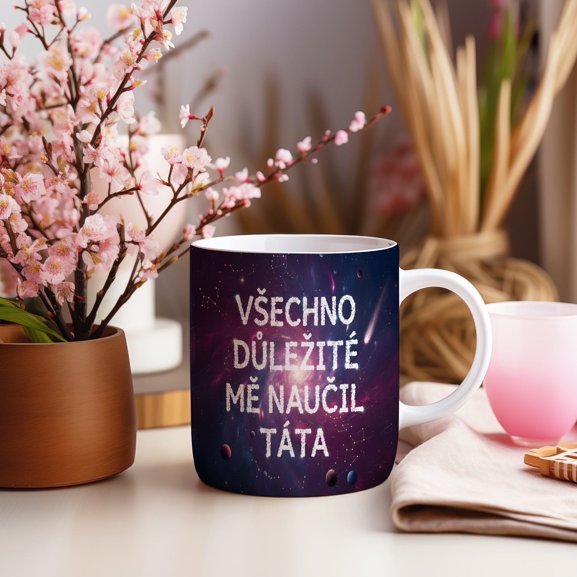 Hrnek s vesmírným motivem a textem 'VŠECHNO DŮLEŽITÉ MĚ NAUČIL TÁTA'.