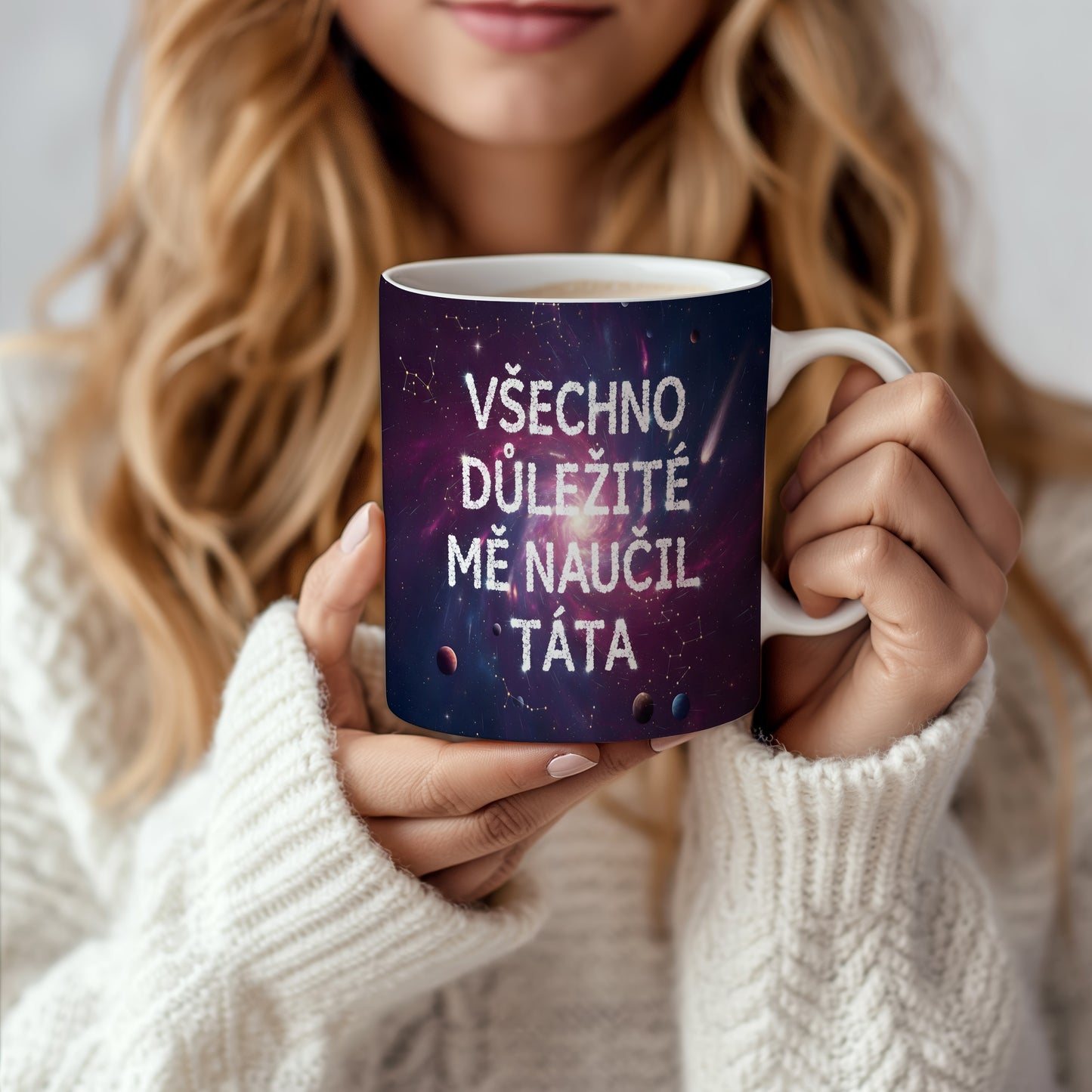 Hrnek s vesmírným motivem a textem 'VŠECHNO DŮLEŽITÉ MĚ NAUČIL TÁTA'.