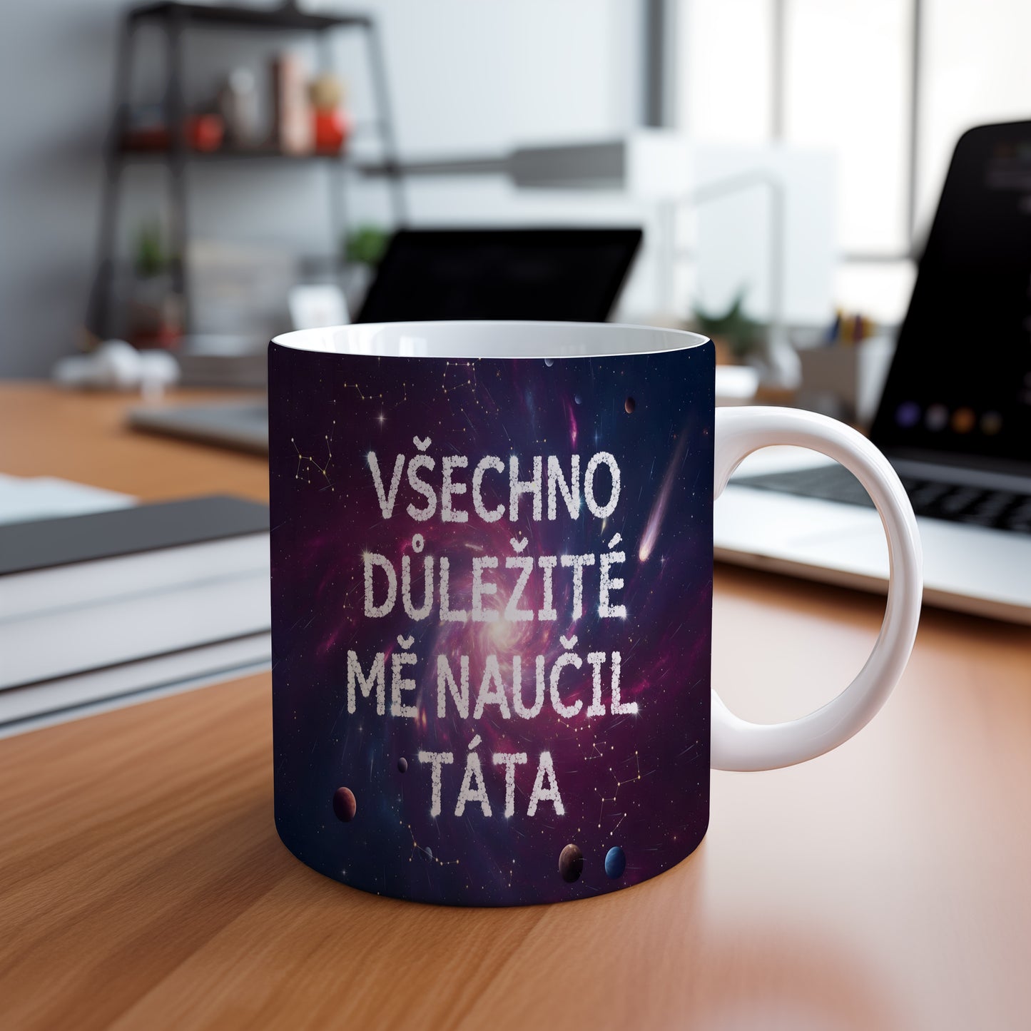 Hrnek s vesmírným motivem a textem 'VŠECHNO DŮLEŽITÉ MĚ NAUČIL TÁTA'.