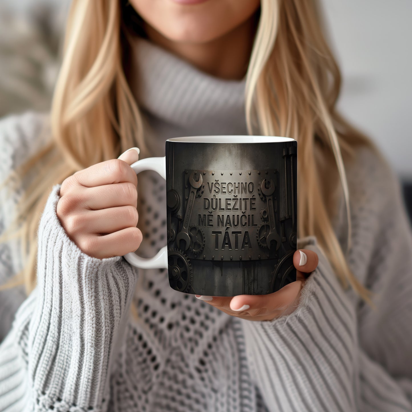 Hrnek s kovovým designem a textem VŠECHNO DŮLEŽITÉ MĚ NAUČIL TÁTA.